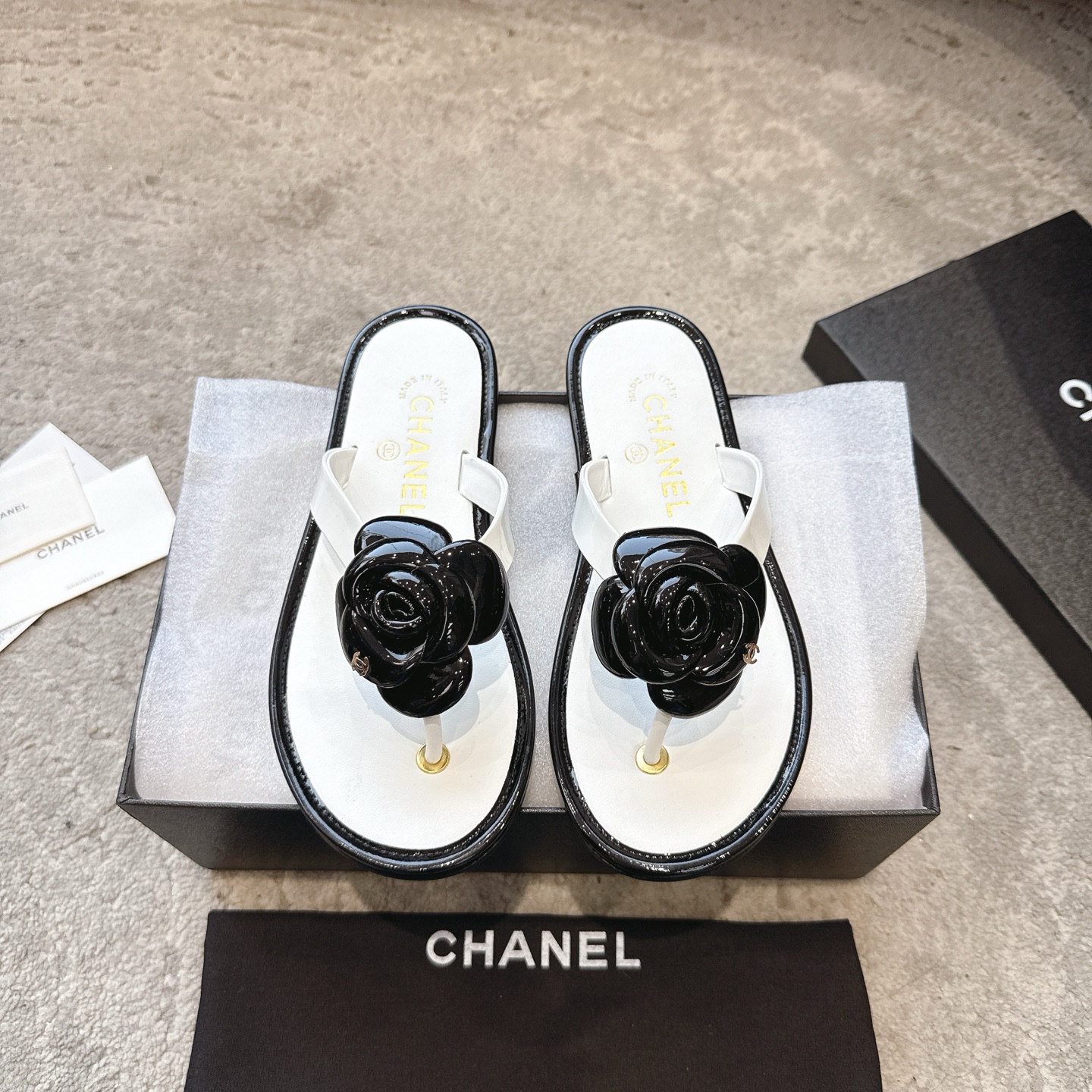 Mules CHANEL en veau, effet peau claire, style élégant