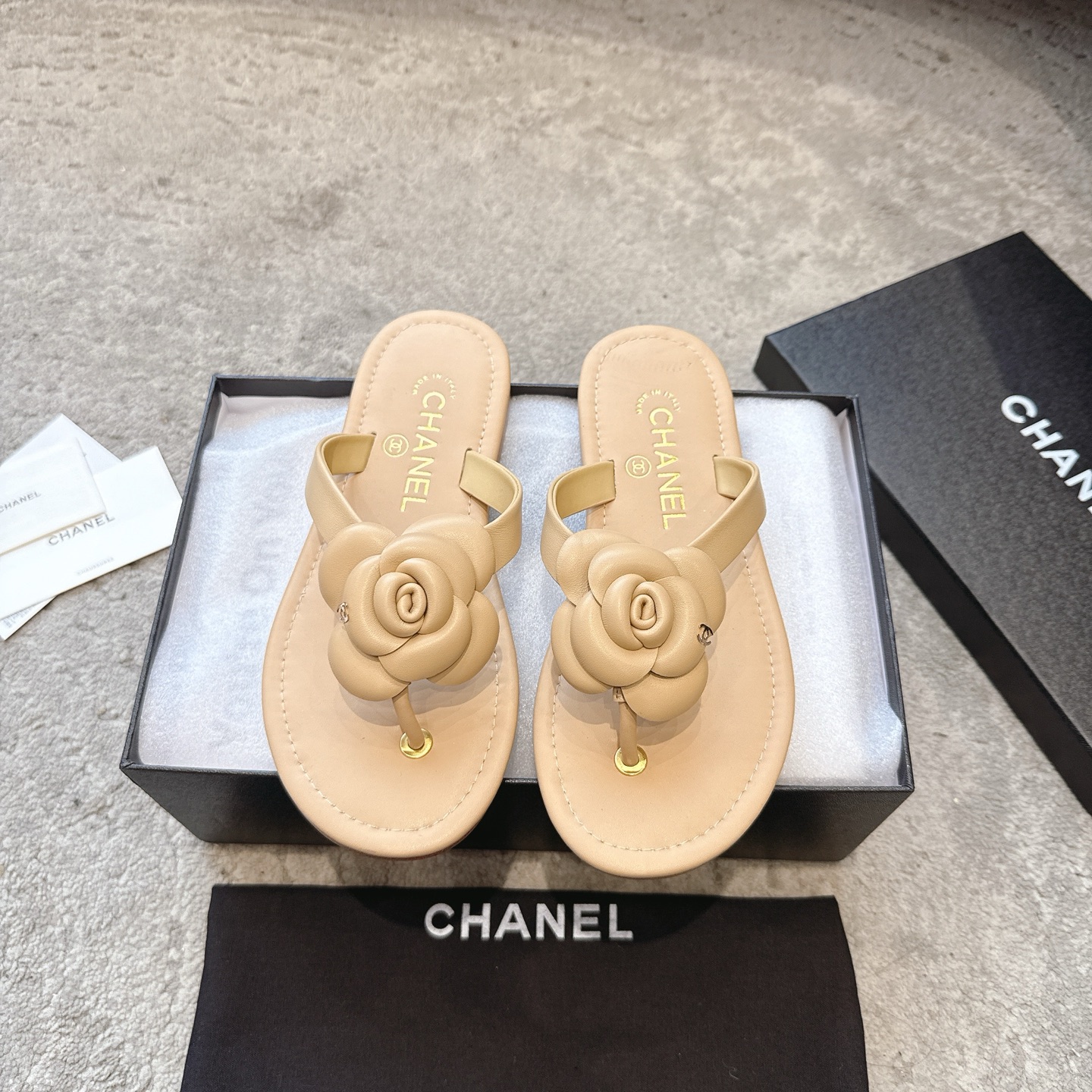 Mules CHANEL en veau, effet peau claire, style élégant