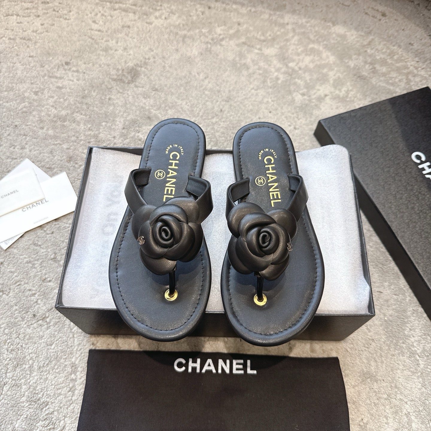 Mules CHANEL en veau, effet peau claire, style élégant
