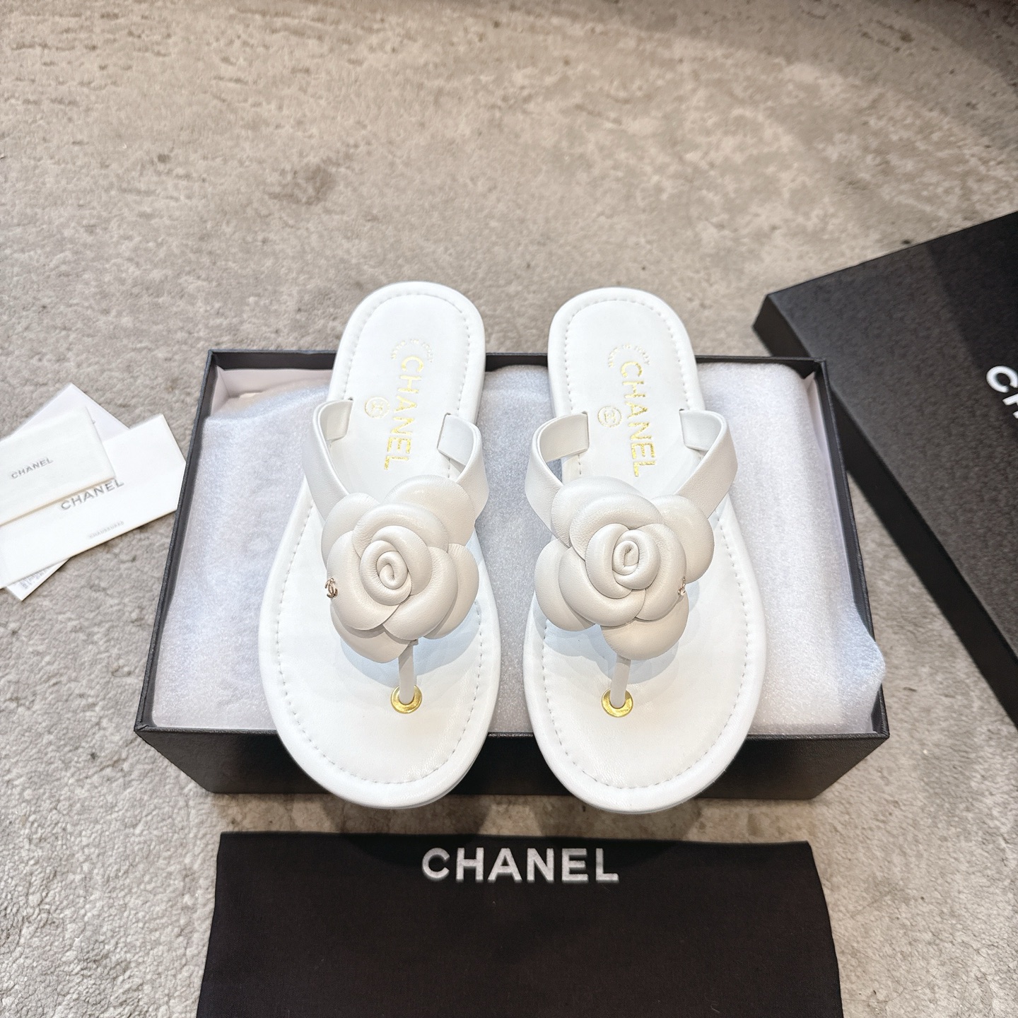 Mules CHANEL en veau, effet peau claire, style élégant