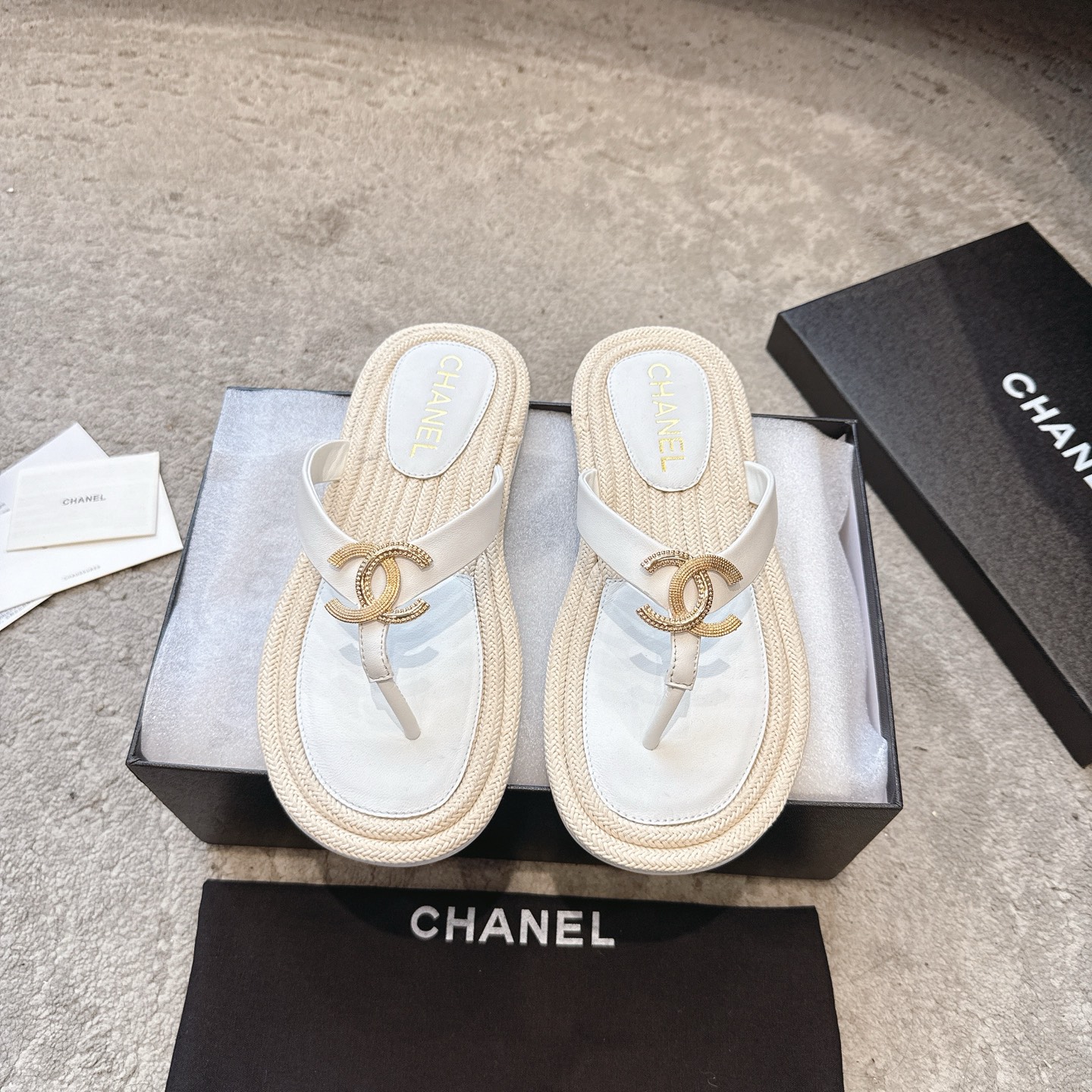 CHANEL サンダル カーフスキン 足元を白く見せる 上品なデザイン