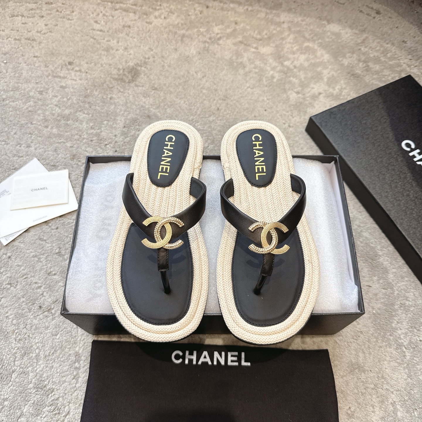 CHANEL サンダル カーフスキン 足元を白く見せる 上品なデザイン