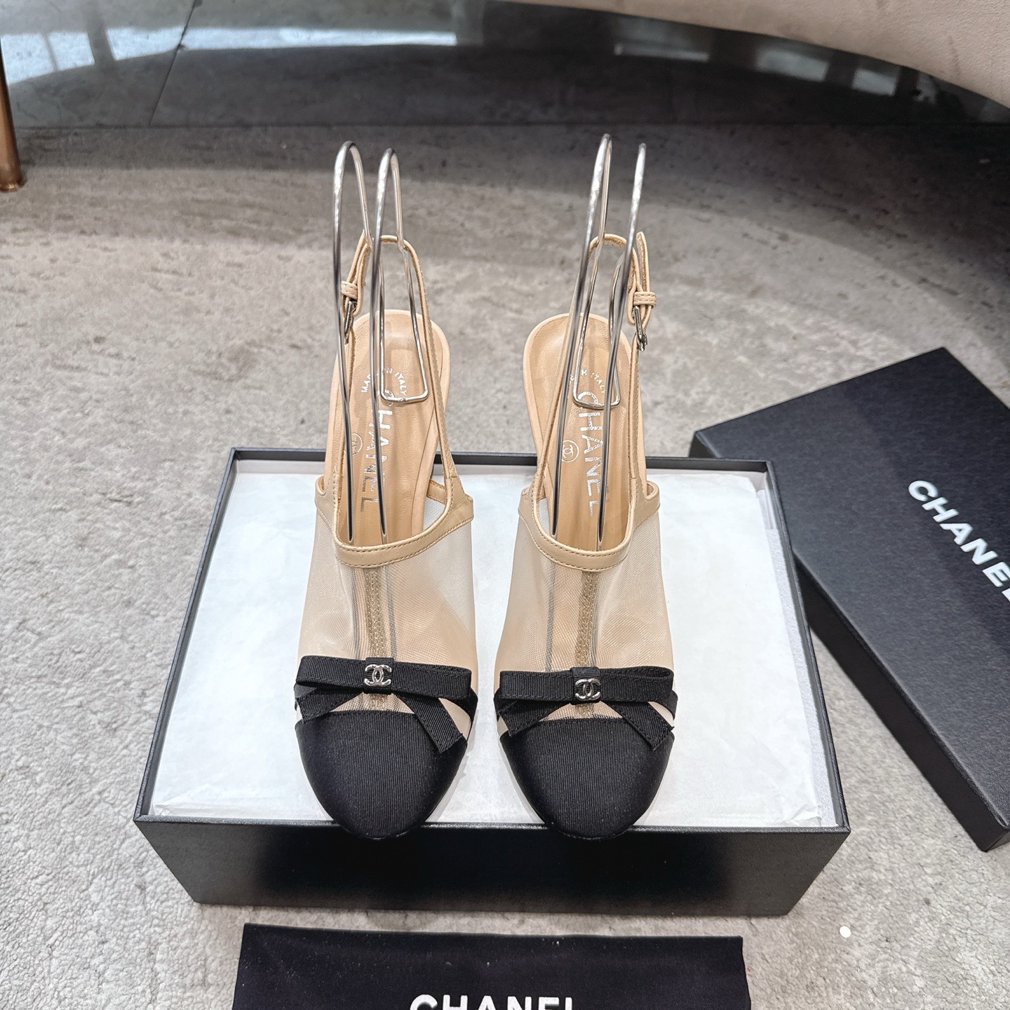 NO:780675,CHANEL 26s early spring new mesh bow flat slippers  The moment the wind blows over the mesh, it feels like summer. The bow-knot sandals weld coolness and luxury to the feet. The semi-transparent mesh is looming, making the ankles slender and gentle. The double-C bow hides effortless fashion, is low-key and dignified, and the flat-bottomed design can be worn without getting tired. Lazy people can slip on it in a second when going out. Paired with a dress, it looks like a gentle girl, and with wide-leg pants, it looks like a casual blogger. Every step brings the laziness and romance of summer.  The gentleness of the bow hides effortless fashion. It is not only a pair of shoes, but also a gentle connection between you and the relaxation of summer. It is low-key but enough to make people fall in love at a glance. Upper cowhide/mesh Lining sheepskin Outsole Genuine leather outsole Heel height: 8.5 size 35-40 (customized sizes 40 and 41 are non-refundable), sandals, chanel, sandals, slippers, skirts, cowhide, sheepskin, Leather soles19860909CHANEL 26s 早春新款网纱蝴蝶结平底拖鞋 风掠过网纱的瞬间,是夏天的味道,蝴蝶结凉拖,把清凉与高级感焊在脚上,半透网纱若隐若现,衬得脚踝纤细又温柔.双C蝴蝶结藏着不费力的时髦,低调又显贵,平底设计暴走不累,懒人出门一秒蹬上.配连衣裙是温柔少女,配阔腿裤是随性博主,每一步都带着夏日的慵懒与浪漫. 蝴蝶结的温柔藏着不费力的时髦,它不只是一双鞋 更是你与夏日松弛感的温柔联结,低调却足够让人一眼沦陷. 鞋面牛皮/网纱 内里羊皮 大底真皮大底 跟高: 8.5 size35-40码（40 41码定制不退换）,凉鞋,chanel,sandals,slippers,skirts,cowhide,sheepskin,Leather soles,Women's Shoes