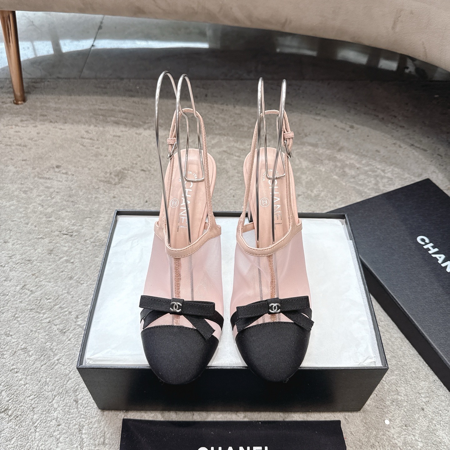 NO:780683,CHANEL 26s early spring new mesh bow flat slippers  The moment the wind blows over the mesh, it feels like summer. The bow-knot sandals weld coolness and luxury to the feet. The semi-transparent mesh is looming, making the ankles slender and gentle. The double-C bow hides effortless fashion, is low-key and dignified, and the flat-bottomed design can be worn without getting tired. Lazy people can slip on it in a second when going out. Paired with a dress, it looks like a gentle girl, and with wide-leg pants, it looks like a casual blogger. Every step brings the laziness and romance of summer.  The gentleness of the bow hides effortless fashion. It is not only a pair of shoes, but also a gentle connection between you and the relaxation of summer. It is low-key but enough to make people fall in love at a glance. Upper cowhide/mesh Lining sheepskin Outsole Genuine leather outsole Heel height: 8.5 size 35-40 (customized sizes 40 and 41 are non-refundable), sandals, chanel, sandals, slippers, skirts, cowhide, sheepskin, Leather soles19860909CHANEL 26s 早春新款网纱蝴蝶结平底拖鞋 风掠过网纱的瞬间,是夏天的味道,蝴蝶结凉拖,把清凉与高级感焊在脚上,半透网纱若隐若现,衬得脚踝纤细又温柔.双C蝴蝶结藏着不费力的时髦,低调又显贵,平底设计暴走不累,懒人出门一秒蹬上.配连衣裙是温柔少女,配阔腿裤是随性博主,每一步都带着夏日的慵懒与浪漫. 蝴蝶结的温柔藏着不费力的时髦,它不只是一双鞋 更是你与夏日松弛感的温柔联结,低调却足够让人一眼沦陷. 鞋面牛皮/网纱 内里羊皮 大底真皮大底 跟高: 8.5 size35-40码（40 41码定制不退换）,凉鞋,chanel,sandals,slippers,skirts,cowhide,sheepskin,Leather soles,Women's Shoes