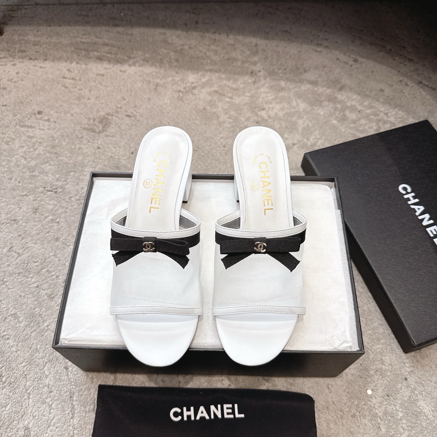 NO:780639,CHANEL 26s early spring new mesh bow flat slippers  The moment the wind blows over the mesh, it feels like summer. The bow-knot sandals weld coolness and luxury to the feet. The semi-transparent mesh is looming, making the ankles slender and gentle. The double-C bow hides effortless fashion, is low-key and dignified, and the flat-bottomed design can be worn without getting tired. Lazy people can slip on it in a second when going out. Paired with a dress, it looks like a gentle girl, and with wide-leg pants, it looks like a casual blogger. Every step brings the laziness and romance of summer.  The gentleness of the bow hides effortless fashion. It is not only a pair of shoes, but also a gentle connection between you and the relaxation of summer. It is low-key but enough to make people fall in love at a glance. Upper cowhide/mesh lining Sheepskin outsole Genuine leather outsole Heel height: 5cm size 35-40 (customized sizes 40 and 41 are non-refundable), slippers, chanel, slippers, skirts, cowhide, sheepskin, Leather soles19860909CHANEL 26s 早春新款网纱蝴蝶结平底拖鞋 风掠过网纱的瞬间,是夏天的味道,蝴蝶结凉拖,把清凉与高级感焊在脚上,半透网纱若隐若现,衬得脚踝纤细又温柔.双C蝴蝶结藏着不费力的时髦,低调又显贵,平底设计暴走不累,懒人出门一秒蹬上.配连衣裙是温柔少女,配阔腿裤是随性博主,每一步都带着夏日的慵懒与浪漫. 蝴蝶结的温柔藏着不费力的时髦,它不只是一双鞋 更是你与夏日松弛感的温柔联结,低调却足够让人一眼沦陷. 鞋面牛皮/网纱 内里羊皮 大底真皮大底 跟高: 5cm size35-40码（40 41码定制不退换）,拖鞋,chanel,slippers,skirts,cowhide,sheepskin,Leather soles,Women's Shoes
