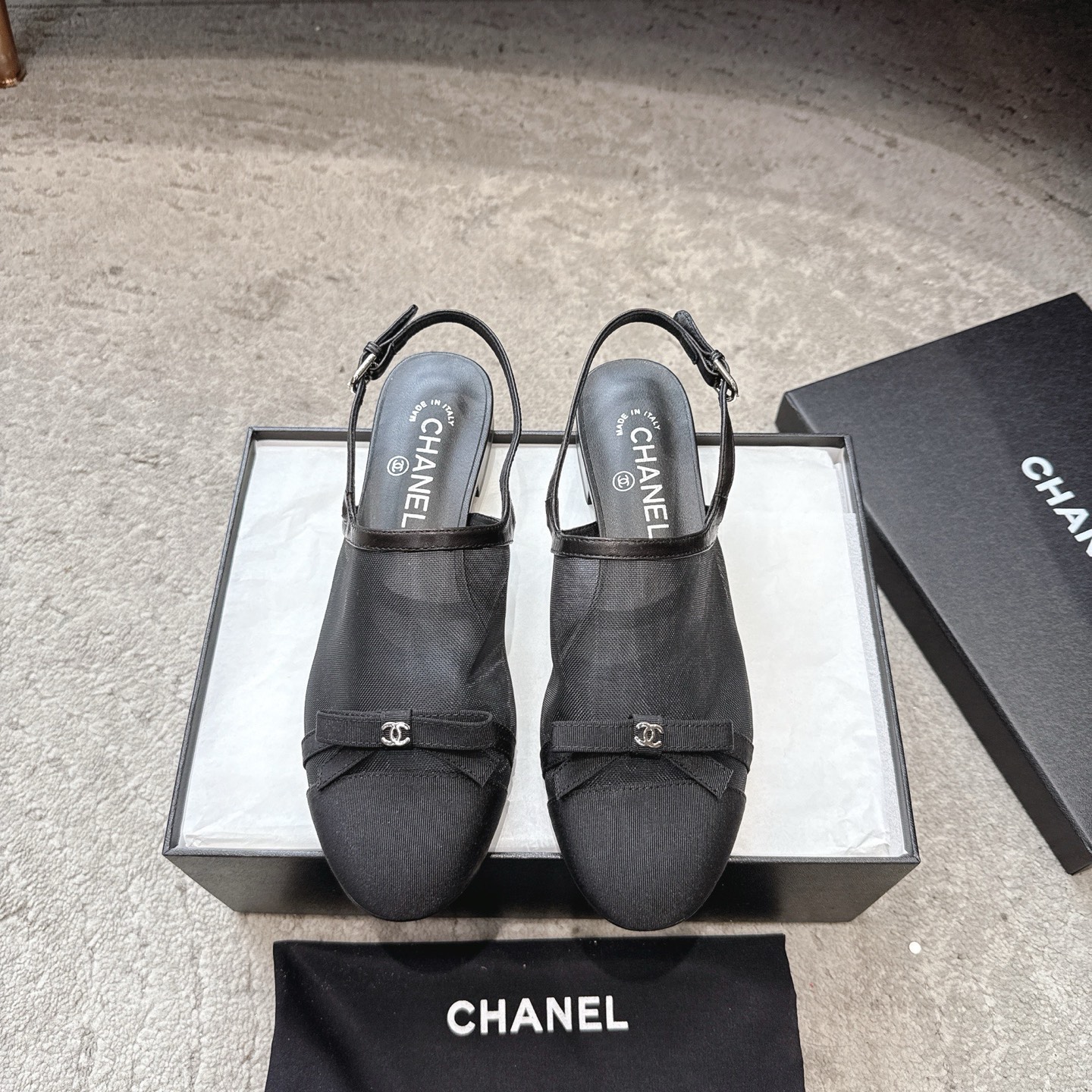 NO:780691,CHANEL 26s early spring new mesh bow flat slippers  The moment the wind blows over the mesh, it feels like summer. The bow-knot sandals weld coolness and luxury to the feet. The semi-transparent mesh is looming, making the ankles slender and gentle. The double-C bow hides effortless fashion, is low-key and dignified, and the flat-bottomed design can be worn without getting tired. Lazy people can slip on it in a second when going out. Paired with a dress, it looks like a gentle girl, and with wide-leg pants, it looks like a casual blogger. Every step brings the laziness and romance of summer.  The gentleness of the bow hides effortless fashion. It is not only a pair of shoes, but also a gentle connection between you and the relaxation of summer. It is low-key but enough to make people fall in love at a glance. Upper cowhide/mesh Lining sheepskin Outsole Genuine leather outsole Heel height: 8.5 size 35-40 (customized sizes 40 and 41 are non-refundable), sandals, chanel, sandals, slippers, skirts, cowhide, sheepskin, Leather soles19860909CHANEL 26s 早春新款网纱蝴蝶结平底拖鞋 风掠过网纱的瞬间,是夏天的味道,蝴蝶结凉拖,把清凉与高级感焊在脚上,半透网纱若隐若现,衬得脚踝纤细又温柔.双C蝴蝶结藏着不费力的时髦,低调又显贵,平底设计暴走不累,懒人出门一秒蹬上.配连衣裙是温柔少女,配阔腿裤是随性博主,每一步都带着夏日的慵懒与浪漫. 蝴蝶结的温柔藏着不费力的时髦,它不只是一双鞋 更是你与夏日松弛感的温柔联结,低调却足够让人一眼沦陷. 鞋面牛皮/网纱 内里羊皮 大底真皮大底 跟高: 8.5 size35-40码（40 41码定制不退换）,凉鞋,chanel,sandals,slippers,skirts,cowhide,sheepskin,Leather soles,Women's Shoes