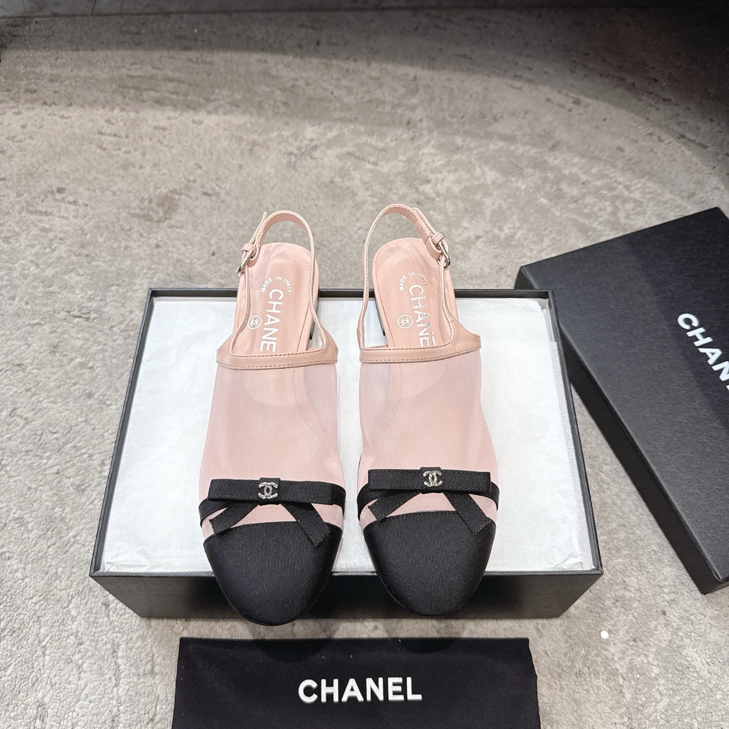 NO:780659,CHANEL 26s early spring new mesh bow flat slippers  The moment the wind blows over the mesh, it feels like summer. The bow-knot sandals weld coolness and luxury to the feet. The semi-transparent mesh is looming, making the ankles slender and gentle. The double-C bow hides effortless fashion, is low-key and dignified, and the flat-bottomed design can be worn without getting tired. Lazy people can slip on it in a second when going out. Paired with a dress, it looks like a gentle girl, and with wide-leg pants, it looks like a casual blogger. Every step brings the laziness and romance of summer.  The gentleness of the bow hides effortless fashion. It is not only a pair of shoes, but also a gentle connection between you and the relaxation of summer. It is low-key but enough to make people fall in love at a glance. Upper cowhide/mesh Lining sheepskin Outsole Genuine leather outsole Heel height: 8.5 size 35-40 (customized sizes 40 and 41 are non-refundable), half drag, chanel, slippers, skirts, cowhide, sheepskin, Leather soles19860909CHANEL 26s 早春新款网纱蝴蝶结平底拖鞋 风掠过网纱的瞬间,是夏天的味道,蝴蝶结凉拖,把清凉与高级感焊在脚上,半透网纱若隐若现,衬得脚踝纤细又温柔.双C蝴蝶结藏着不费力的时髦,低调又显贵,平底设计暴走不累,懒人出门一秒蹬上.配连衣裙是温柔少女,配阔腿裤是随性博主,每一步都带着夏日的慵懒与浪漫. 蝴蝶结的温柔藏着不费力的时髦,它不只是一双鞋 更是你与夏日松弛感的温柔联结,低调却足够让人一眼沦陷. 鞋面牛皮/网纱 内里羊皮 大底真皮大底 跟高: 8.5 size35-40码（40 41码定制不退换）,半拖,chanel,slippers,skirts,cowhide,sheepskin,Leather soles,Women's Shoes