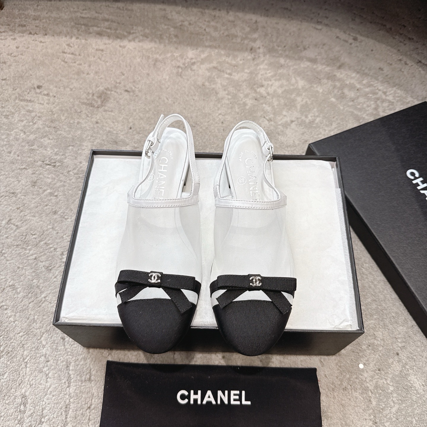 NO:780666,CHANEL 26s early spring new mesh bow flat slippers  The moment the wind blows over the mesh, it feels like summer. The bow-knot sandals weld coolness and luxury to the feet. The semi-transparent mesh is looming, making the ankles slender and gentle. The double-C bow hides effortless fashion, is low-key and dignified, and the flat-bottomed design can be worn without getting tired. Lazy people can slip on it in a second when going out. Paired with a dress, it looks like a gentle girl, and with wide-leg pants, it looks like a casual blogger. Every step brings the laziness and romance of summer.  The gentleness of the bow hides effortless fashion. It is not only a pair of shoes, but also a gentle connection between you and the relaxation of summer. It is low-key but enough to make people fall in love at a glance. Upper cowhide/mesh Lining sheepskin Outsole Genuine leather outsole Heel height: 8.5 size 35-40 (customized sizes 40 and 41 are non-refundable), half drag, chanel, slippers, skirts, cowhide, sheepskin, Leather soles19860909CHANEL 26s 早春新款网纱蝴蝶结平底拖鞋 风掠过网纱的瞬间,是夏天的味道,蝴蝶结凉拖,把清凉与高级感焊在脚上,半透网纱若隐若现,衬得脚踝纤细又温柔.双C蝴蝶结藏着不费力的时髦,低调又显贵,平底设计暴走不累,懒人出门一秒蹬上.配连衣裙是温柔少女,配阔腿裤是随性博主,每一步都带着夏日的慵懒与浪漫. 蝴蝶结的温柔藏着不费力的时髦,它不只是一双鞋 更是你与夏日松弛感的温柔联结,低调却足够让人一眼沦陷. 鞋面牛皮/网纱 内里羊皮 大底真皮大底 跟高: 8.5 size35-40码（40 41码定制不退换）,半拖,chanel,slippers,skirts,cowhide,sheepskin,Leather soles,Women's Shoes