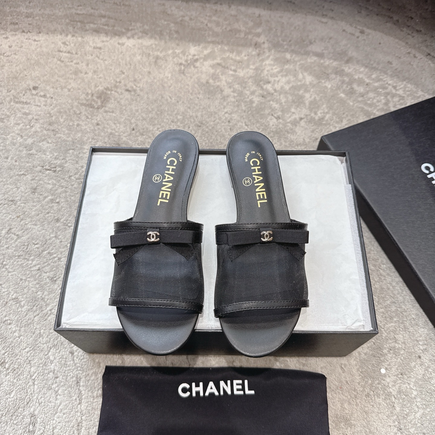 NO:780646,CHANEL 26s early spring new mesh bow flat slippers  The moment the wind blows over the mesh, it feels like summer. The bow-knot sandals weld coolness and luxury to the feet. The semi-transparent mesh is looming, making the ankles slender and gentle. The double-C bow hides effortless fashion, is low-key and dignified, and the flat-bottomed design can be worn without getting tired. Lazy people can slip on it in a second when going out. Paired with a dress, it looks like a gentle girl, and with wide-leg pants, it looks like a casual blogger. Every step brings the laziness and romance of summer.  The gentleness of the bow hides effortless fashion. It is not only a pair of shoes, but also a gentle connection between you and the relaxation of summer. It is low-key but enough to make people fall in love at a glance. Upper cowhide/mesh lining Sheepskin outsole Genuine leather outsole Heel height: 8.5 size 35-40 (customized sizes 40 and 41 are non-refundable), slippers, chanel, slippers, skirts, cowhide, sheepskin, Leather soles19860909CHANEL 26s 早春新款网纱蝴蝶结平底拖鞋 风掠过网纱的瞬间,是夏天的味道,蝴蝶结凉拖,把清凉与高级感焊在脚上,半透网纱若隐若现,衬得脚踝纤细又温柔.双C蝴蝶结藏着不费力的时髦,低调又显贵,平底设计暴走不累,懒人出门一秒蹬上.配连衣裙是温柔少女,配阔腿裤是随性博主,每一步都带着夏日的慵懒与浪漫. 蝴蝶结的温柔藏着不费力的时髦,它不只是一双鞋 更是你与夏日松弛感的温柔联结,低调却足够让人一眼沦陷. 鞋面牛皮/网纱 内里羊皮 大底真皮大底 跟高: 8.5 size35-40码（40 41码定制不退换）,拖鞋,chanel,slippers,skirts,cowhide,sheepskin,Leather soles,Women's Shoes