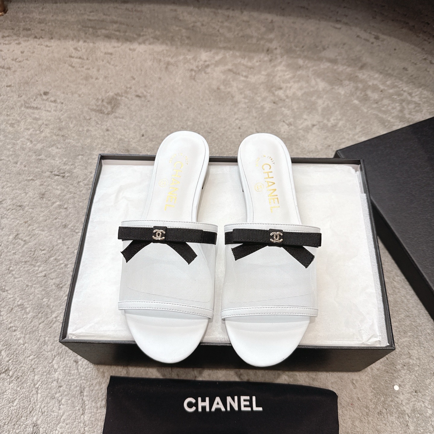 NO:780652,CHANEL 26s early spring new mesh bow flat slippers  The moment the wind blows over the mesh, it feels like summer. The bow-knot sandals weld coolness and luxury to the feet. The semi-transparent mesh is looming, making the ankles slender and gentle. The double-C bow hides effortless fashion, is low-key and dignified, and the flat-bottomed design can be worn without getting tired. Lazy people can slip on it in a second when going out. Paired with a dress, it looks like a gentle girl, and with wide-leg pants, it looks like a casual blogger. Every step brings the laziness and romance of summer.  The gentleness of the bow hides effortless fashion. It is not only a pair of shoes, but also a gentle connection between you and the relaxation of summer. It is low-key but enough to make people fall in love at a glance. Upper cowhide/mesh Lining sheepskin Outsole Genuine leather outsole Heel height: flat size 35-40 (customized sizes 40 and 41 are non-refundable), slippers, chanel, slippers, skirts, cowhide, sheepskin, Leather soles19860909CHANEL 26s 早春新款网纱蝴蝶结平底拖鞋 风掠过网纱的瞬间,是夏天的味道,蝴蝶结凉拖,把清凉与高级感焊在脚上,半透网纱若隐若现,衬得脚踝纤细又温柔.双C蝴蝶结藏着不费力的时髦,低调又显贵,平底设计暴走不累,懒人出门一秒蹬上.配连衣裙是温柔少女,配阔腿裤是随性博主,每一步都带着夏日的慵懒与浪漫. 蝴蝶结的温柔藏着不费力的时髦,它不只是一双鞋 更是你与夏日松弛感的温柔联结,低调却足够让人一眼沦陷. 鞋面牛皮/网纱 内里羊皮 大底真皮大底 跟高: 平底 size35-40码（40 41码定制不退换）,拖鞋,chanel,slippers,skirts,cowhide,sheepskin,Leather soles,Women's Shoes