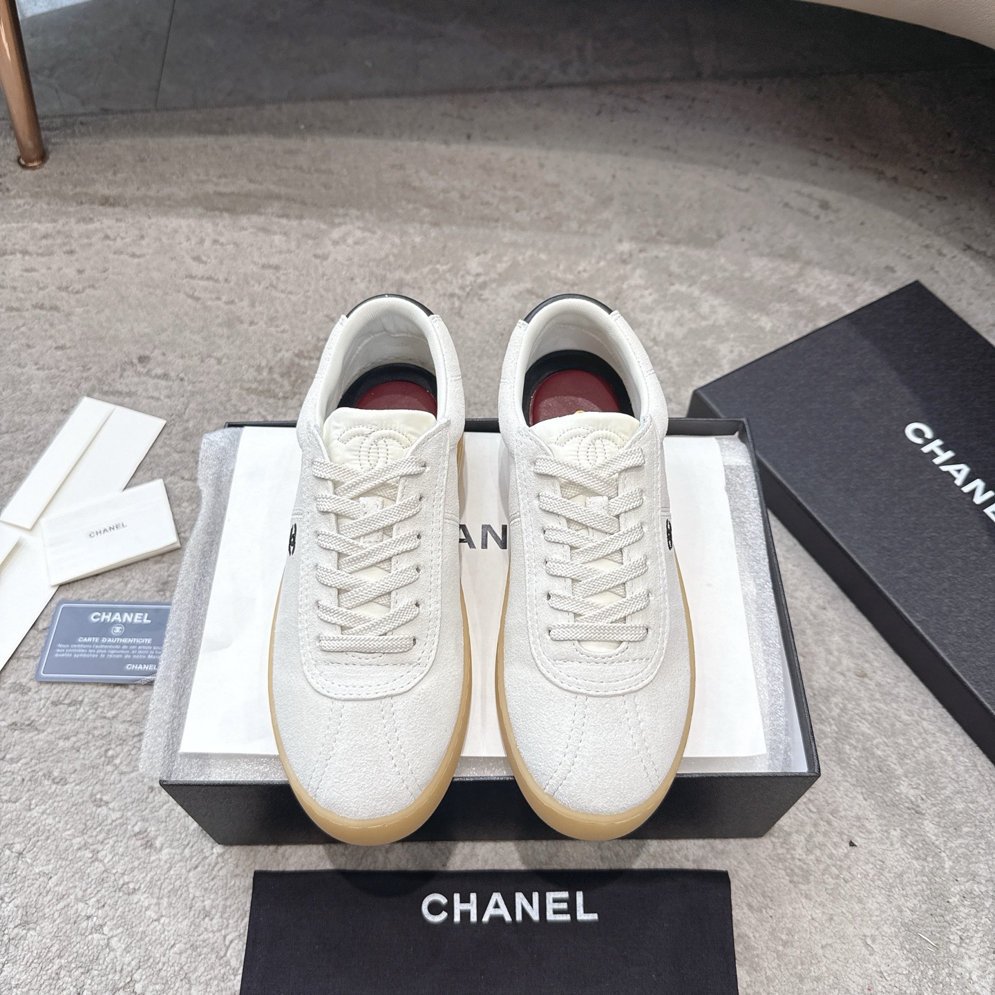 NO:784612,CHANEL 26S early spring new sports shoes, Forrest Gump shoes, moral training shoes, directly worship the gods on the feet, the real thing is much more stunning than the picture!  Simple and very good-looking. The suede looks very high-end. The fit is very flattering and makes your feet slimmer. It looks so handsome when worn, and it directly fills your aura~ The comfortable and breathable TPU sole is non-slip and comfortable, so you won’t feel tired after long-term wear, and you won’t feel stressed when you go shopping. The inner, tongue and foot pads are all made of soft sheepskin, which is soft and feels great on your feet. The three colors are perfect for daily casual and travel wear.  They look great with jeans, casual pants, skirts, and sweatshirts. They are both good-looking and comfortable. Once you wear them once, you won’t want to take them off. You won’t step into trouble if you close your eyes. These versatile and versatile casual shoes are a must-have for spring and summer!  Upper nubuck (calfskin), lining breathable and soft sheepskin, foot pads breathable and soft sheepskin, sole original molded TPU wear-resistant outsole [35-41] (41 customization is not returnable), Mary Jane, chanel, mary jane, sneakers, hoodie, sweatshirts, skirts, jeans, cowhide, sheepskin, chamois leather19860909CHANEL 26S早春新款 运动鞋 阿甘鞋 德训鞋 上脚直接封神,实物比图片惊艳太多！ 简简单单的 特别好看 麂皮看起来很高级 版型超正显脚瘦,穿起来帅炸了,气场直接拉满～ 舒适透气TPU鞋底防滑又舒适,久穿不累、逛街暴走完全无压力. 内里 鞋舌 垫脚都是选用柔软的绵羊皮 软乎乎的 脚感超棒 三个色日常休闲、出游穿搭都超合适, 配牛仔裤、休闲裤、半身裙、卫衣都超好看, 颜值与舒适度双双在线, 穿过一次就不想脱,闭眼入不踩雷, 春夏必备的百搭神仙休闲鞋！ 鞋面牛磨砂(小牛皮) 内里透气柔软绵羊皮 垫脚透气柔软绵羊皮 鞋底原版开模TPU耐磨大底【35-41】（41定制不退换）,玛丽珍,chanel,mary jane,sneakers,hoodie,sweatshirts,skirts,jeans,cowhide,sheepskin,chamois leather,Women's Shoes