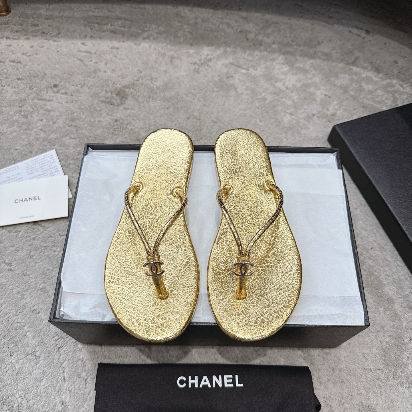 NO:780535,CHANEL｜Xiaoxiang 2026 catwalk style flip-flops If the seasons are flavorful, spring and summer should be fragrant and sweet. People are also lively and cute. You can’t help but want to go out for more walks. Walk in a cheerful pace and travel with the people you care about. When the show lights of the Grand Palais in Paris focus on the toes, these catwalk style large square-toe high heels write classic and innovative fashion notes with a neat posture. Let elegance become a self-declaration of walking.  The fabric is made of original metallic sheepskin, the inner padding sheepskin, the genuine leather outsole imported from Italy, size35-39 (customized 40/41/42), split-toe shoes, chanel, high heels, slippers, sheepskin, Leather soles19860909CHANEL｜小香2026走秀款夹脚拖鞋如果说季节有味道春夏应该是香香甜甜的 人儿也跟着是活泼可爱的 忍不住想要多出去走走看看 踩着欢快的步调 和你在意的人结伴出游吧 当巴黎大皇宫的秀场灯光聚焦于足尖这双走秀款大方头高跟鞋便以利落姿态 写下经典与创新的时尚注解 . 让优雅成为行走的自我宣言. 面料采用原版金属羊皮 内里垫脚羊皮 意大利进口真皮大底 size35-39（40/41/42定制）,分趾鞋,chanel,high heels,slippers,sheepskin,Leather soles,Women's Shoes