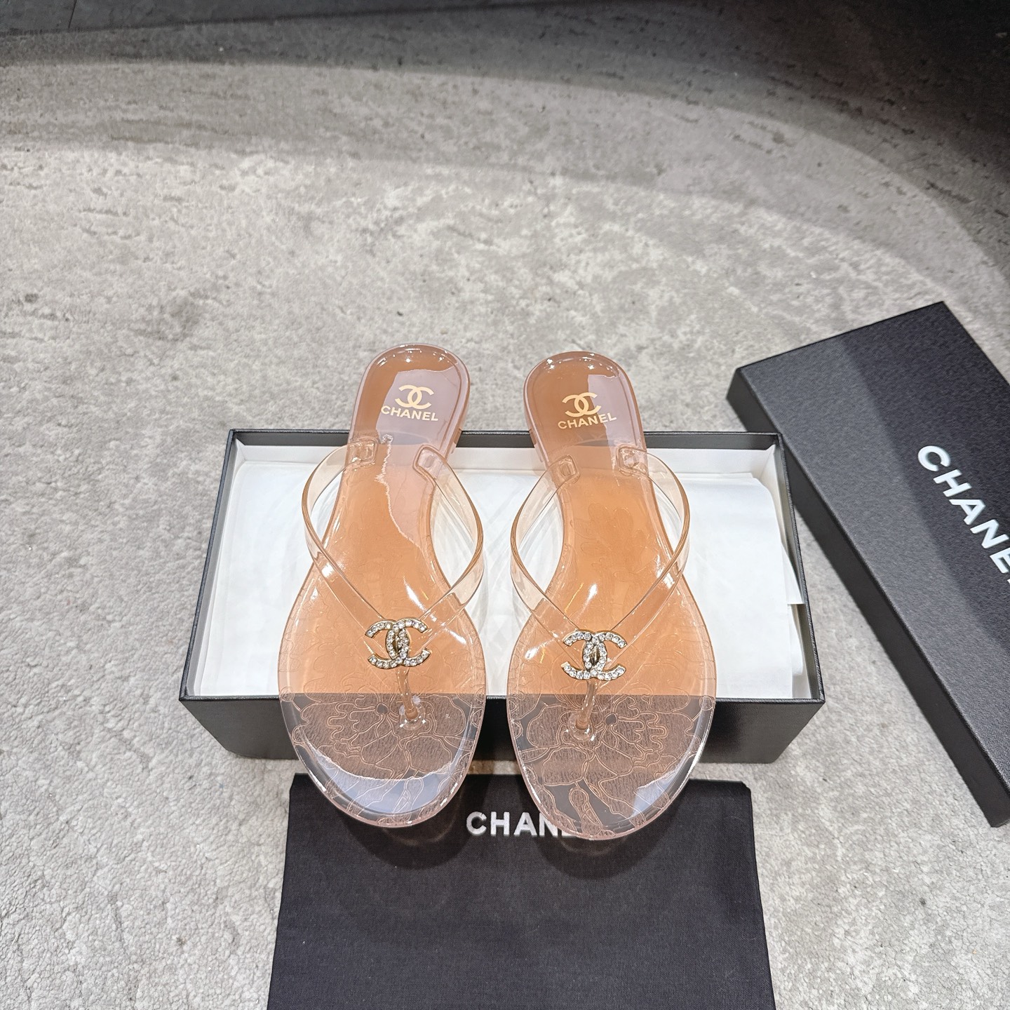 NO:780547,Chanel 26P new double C flip-flops. This series is really amazing. How come they are so beautiful!  Summer is really an invincible combination that can be salty or sweet~ Size 35-39 (customized 40/41), split-toe shoes, chanel, slippers19860909Chanel 26P新品双C人字拖鞋 这一系列这真的是绝了 怎么会这么美！ 夏天真的是无敌搭配可盐可甜～ 码数35-39（40/41定制）,分趾鞋,chanel,slippers,Women's Shoes