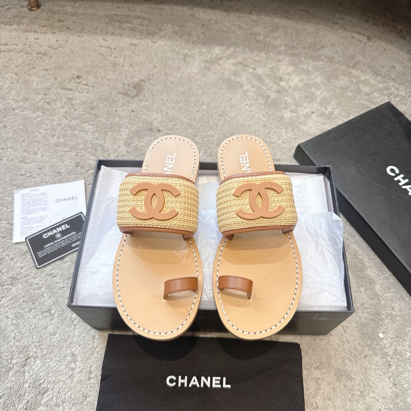 NO:780555,CHANEL 26s, the latest spring and summer double C slippers, are popular among many celebrity fashion bloggers. They are a must-have for summer. I have been impressed by its beauty. The slippers are casual and natural, and they also highlight the high-end sense of the brand. They are super fashionable on the feet. The ergonomic design ensures super comfortable feet. The uppers are made of imported woven breathable materials. The inner mixed sheepskin outsole is a double-layer genuine leather outsole imported from Italy.  Size35-41 (40 and 41 are customized and non-refundable), split-toe shoes, chanel, slippers, sheepskin, Leather soles19860909CHANEL 26s 春夏最新款双C拖鞋 超多明星时尚博主种草 夏天必备款 已经被它的美貌折服 有拖鞋随性自然 又彰显品牌特色满满的高级感 上脚超洋气 人体工程学设计保证脚感超级舒适  鞋面进口编织透气材料 内里混种羊皮 大底意大利进口双层真皮大底 Size35-41（40、41定做不退换）,分趾鞋,chanel,slippers,sheepskin,Leather soles,Women's Shoes