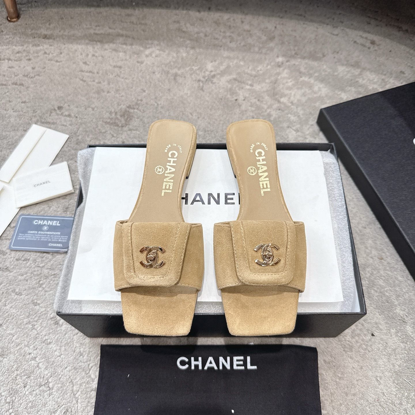NO:780569,CHANEL 26s Mule Slippers Xiaoxiang’s pair of Baotou Mule Slippers are really the ultimate lazy shoe of the year!  The classic double C gold label + square toe design perfectly captures the sense of nobility and relaxation, turning your feet into a French lady instantly. The five colors are all my favorite black suede, which is low-key and noble, the milky apricot suede, which is gentle and full of atmosphere, the black cowhide, which is versatile for commuting, the burgundy, which is retro and white, and the milky white, which is refreshing and age-reducing. You can close your eyes without stepping on the thunder.  The toe-toe style super flatters the foot shape, does not squeeze or rub the feet, and the slip-on design makes it easy for lazy people to go out. It can be easily worn with jeans, dresses, and suit pants, and welds the sense of luxury to the feet. These versatile shoes will never go out of style in the shoe cabinet, and are the soul of spring and summer wear. Whoever wears them will look better!  Fabric: Original customized sheepskin, lining sheepskin, original customized sheepskin for feet, genuine leather outsole Size: 35-41 (.40.41. Customized, non-returnable), slippers, chanel, slippers, skirts, jeans, business suit, cowhide, sheepskin, chamois leather, Leather soles19860909CHANEL 26s穆勒拖 小香这双包头穆勒拖真的是年度懒人鞋天花板！ 经典双C金标+方头设计,把贵气和松弛感狠狠拿捏,上脚直接秒变法式大小姐. 5个配色全是心头好黑麂皮低调显贵、奶杏麂皮温柔氛围感拉满、黑牛皮通勤百搭、酒红复古显白、奶白清爽减龄,闭眼入都不踩雷. 包头版型超修饰脚型,不挤脚不磨脚,一脚蹬的设计懒人出门零负担,配牛仔裤、连衣裙、西装裤都能轻松驾驭,把高级感焊在脚上. 鞋柜里永远不会过时的百搭神鞋,春夏穿搭的灵魂单品,谁穿谁美！ 面料: 原版定制羊皮 内里羊皮 垫脚原版定制羊皮 鞋底真皮大底 Size: 35-41（.40.41.定制不退换）,拖鞋,chanel,slippers,skirts,jeans,business suit,cowhide,sheepskin,chamois leather,Leather soles,Women's Shoes