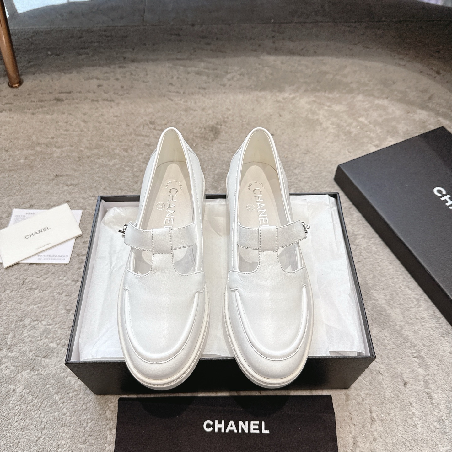 NO:784602,CHANEL | Xiaoxiang 26 spring and summer C British style double C loafers sandals. Lovers of loafers must not miss this style. This style is more neutral and handsome. The double C rhinestone hardware buckle looks particularly delicate. It is easy to put on and take off with one foot!  The upper is made of imported sheepskin, the inner foot pads are made of high-grade sheepskin, and the genuine leather outsole imported from Italy Size35-42 (customized at 41.42), loafers, chanel, loafers, sandals, sheepskin, Leather soles19860909CHANEL｜小香26春夏C英伦风双C乐福鞋凉鞋 此款乐福鞋爱好者绝不能错过 这款气质上更中性帅气几分 双C 水钻五金扣 显得格外精致 一脚蹬 穿脱真的不要太方便！ 鞋面采用进口羊皮 内里垫脚采用高级羊皮 意大利进口真皮大底 Size35-42（41.42定做）,乐福鞋,chanel,loafers,sandals,sheepskin,Leather soles,Women's Shoes