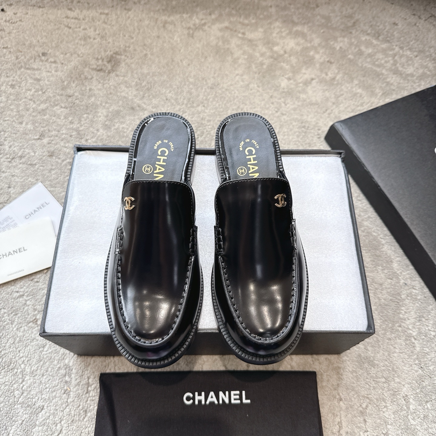 NO:784597,CHANE* | Xiaoxiang 26 Early Spring C British style double C loafers. Lovers of loafers must not miss this style. This style is more neutral and handsome. The double C rhinestone hardware buckle looks particularly delicate. It is easy to put on and take off with one foot!  The upper is made of imported open-edge beads/Yangjing. The inner foot pad is made of high-grade sheepskin. The genuine leather outsole imported from Italy is Size35-42 (40 41 42 can be customized and cannot be returned or exchanged), loafers, sandals, chanel, loafers, sandals, sheepskin, sheep, Leather soles.19860909CHANE* ｜小香26早春C英伦风双C乐福鞋 此款乐福鞋爱好者绝不能错过 这款气质上更中性帅气几分 双C 水钻五金扣 显得格外精致 一脚蹬 穿脱真的不要太方便！ 鞋面采用进口开边珠/羊京 内里垫脚采用高级羊皮 意大利进口真皮大底 Size35-42（40 41 42订做不退换）,乐福鞋凉鞋,chanel,loafers,sandals,sheepskin,sheep,Leather soles,Women's Shoes