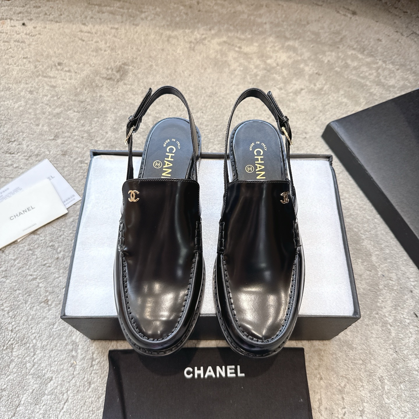 NO:784561,CHANE* | Xiaoxiang 26 Early Spring C British style double C loafers. Lovers of loafers must not miss this style. This style is more neutral and handsome. The double C rhinestone hardware buckle looks particularly delicate. It is easy to put on and take off with one foot!  The upper is made of imported open-edge beads/Yangjing. The inner foot pad is made of high-grade sheepskin. The genuine leather outsole imported from Italy is Size35-42 (40 41 42 can be customized and cannot be returned or exchanged), loafers, sandals, chanel, loafers, sandals, sheepskin, sheep, Leather soles.19860909CHANE* ｜小香26早春C英伦风双C乐福鞋 此款乐福鞋爱好者绝不能错过 这款气质上更中性帅气几分 双C 水钻五金扣 显得格外精致 一脚蹬 穿脱真的不要太方便！ 鞋面采用进口开边珠/羊京 内里垫脚采用高级羊皮 意大利进口真皮大底 Size35-42（40 41 42订做不退换）,乐福鞋凉鞋,chanel,loafers,sandals,sheepskin,sheep,Leather soles,Women's Shoes