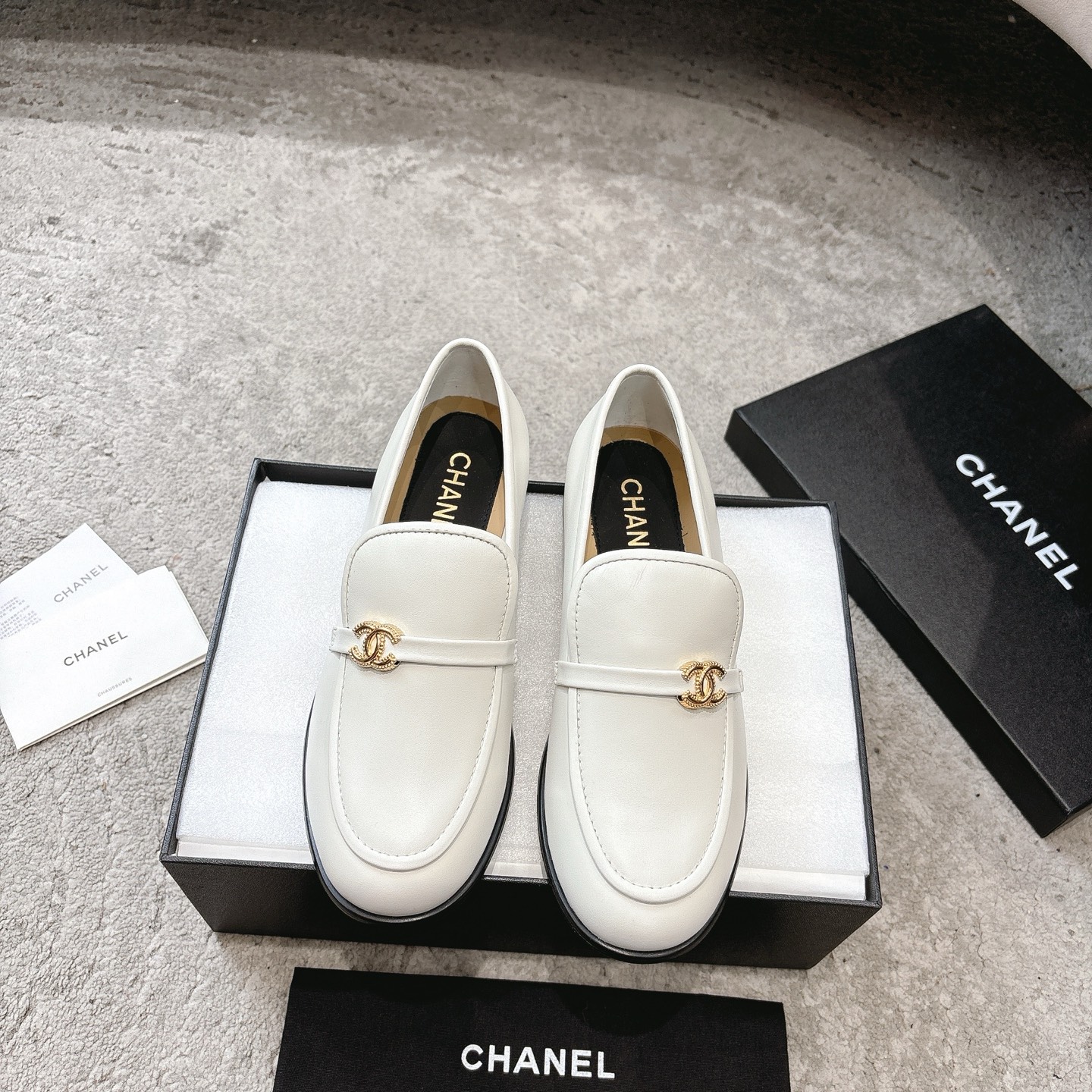 NO:784555,CHANEL | Xiaoxiang 26 spring and summer C British style double C loafers sandals. Lovers of loafers must not miss this style. This style is more neutral and handsome. The double C rhinestone hardware buckle looks particularly delicate. It is easy to put on and take off with one foot!  The upper is made of imported sheepskin, the inner foot pads are made of high-grade sheepskin, and the genuine leather outsole imported from Italy Size35-42 (customized at 40.41.42), loafers, chanel, loafers, sandals, sheepskin, Leather soles19860909CHANEL｜小香26春夏C英伦风双C乐福鞋凉鞋 此款乐福鞋爱好者绝不能错过 这款气质上更中性帅气几分 双C 水钻五金扣 显得格外精致 一脚蹬 穿脱真的不要太方便！ 鞋面采用进口羊皮 内里垫脚采用高级羊皮 意大利进口真皮大底 Size35-42（40.41.42定做）,乐福鞋,chanel,loafers,sandals,sheepskin,Leather soles,Women's Shoes