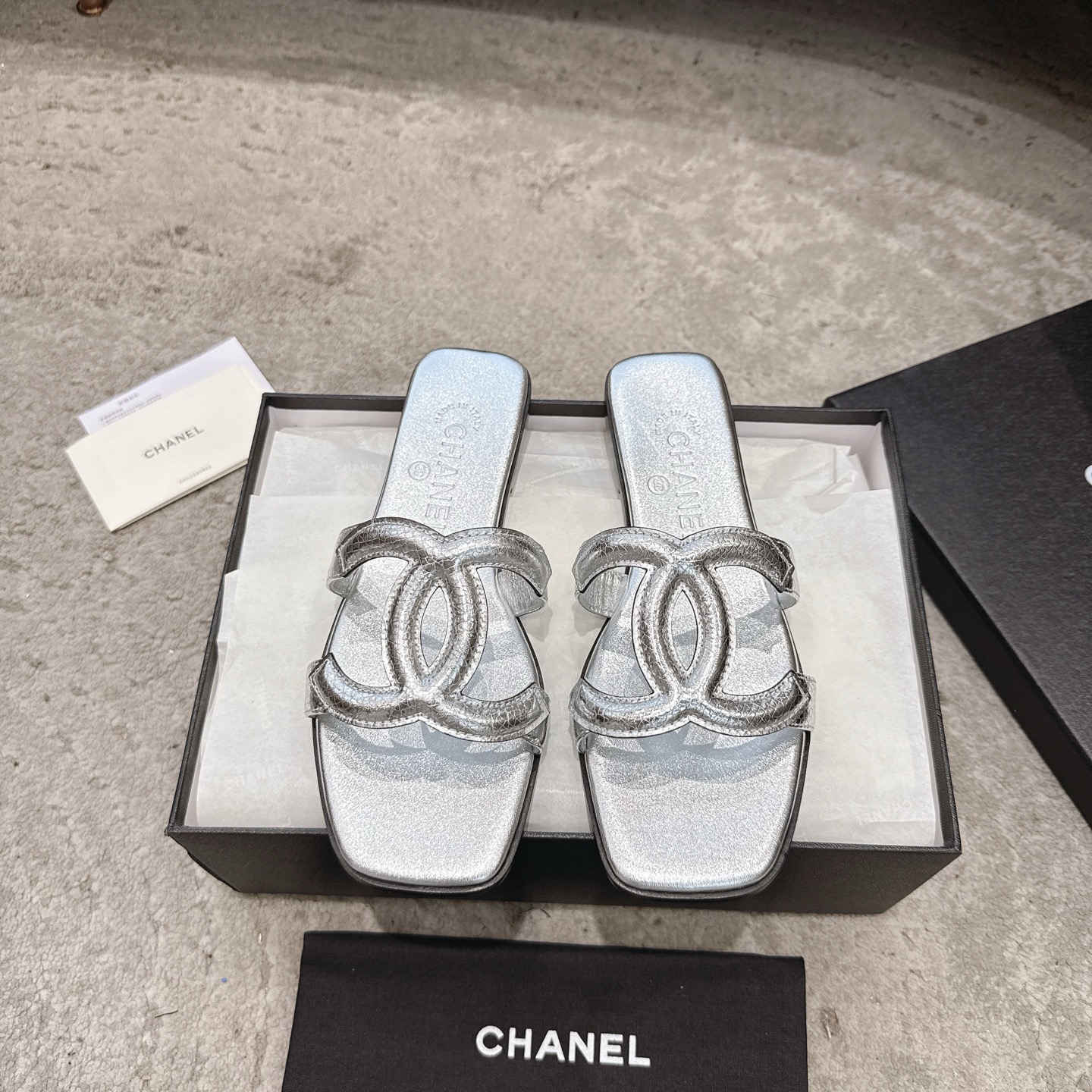 NO:784536,CHANEL｜Xiaoxiang 2026 catwalk style slippers If the seasons are flavorful, spring and summer should be fragrant and sweet. People are also lively and cute. You can’t help but want to go out for more walks. Walk in a cheerful pace and travel with the people you care about. When the show lights of the Grand Palais in Paris focus on the toes, these catwalk style large square-toe high heels write classic and innovative fashion notes with a neat posture. Let elegance become a self-declaration of walking.  The fabric is made of original metallic sheepskin (lambskin), padding sheepskin lining, genuine leather outsole imported from Italy, size 35-39 (customized 40/41/42), slippers, chanel, high heels, slippers, sheepskin, Leather soles19860909CHANEL｜小香2026走秀款 拖鞋如果说季节有味道春夏应该是香香甜甜的 人儿也跟着是活泼可爱的 忍不住想要多出去走走看看 踩着欢快的步调 和你在意的人结伴出游吧 当巴黎大皇宫的秀场灯光聚焦于足尖这双走秀款大方头高跟鞋便以利落姿态 写下经典与创新的时尚注解 . 让优雅成为行走的自我宣言. 面料采用原版金属羊皮(小羊皮) 内里垫脚羊皮 意大利进口真皮大底 size35-39（40/41/42定制）,拖鞋,chanel,high heels,slippers,sheepskin,Leather soles,Women's Shoes