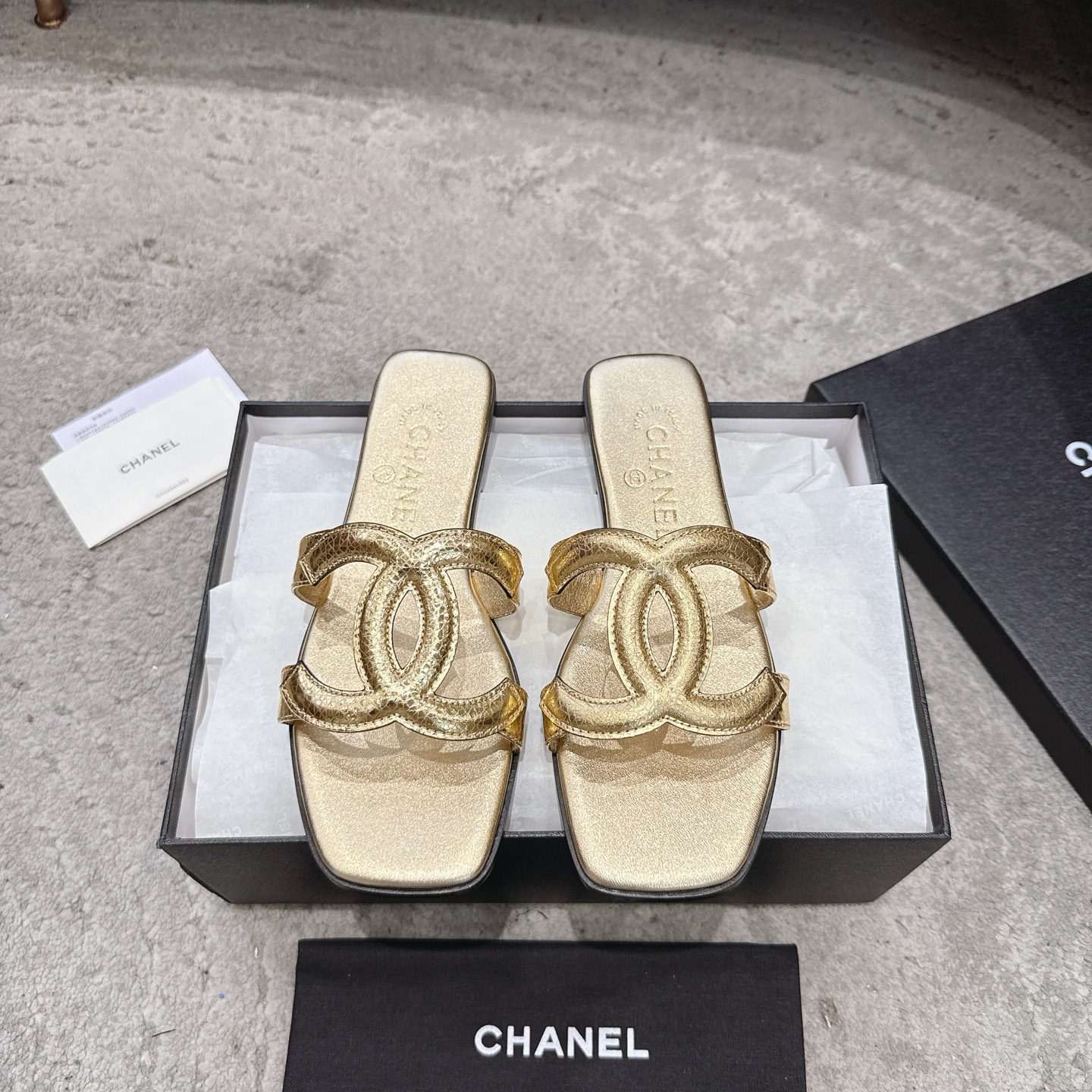 NO:784540,CHANEL｜Xiaoxiang 2026 catwalk style slippers If the seasons are flavorful, spring and summer should be fragrant and sweet. People are also lively and cute. You can’t help but want to go out for more walks. Walk in a cheerful pace and travel with the people you care about. When the show lights of the Grand Palais in Paris focus on the toes, these catwalk style large square-toe high heels write classic and innovative fashion notes with a neat posture. Let elegance become a self-declaration of walking.  The fabric is made of original metallic sheepskin (lambskin), padding sheepskin lining, genuine leather outsole imported from Italy, size 35-39 (customized 40/41/42), slippers, chanel, high heels, slippers, sheepskin, Leather soles19860909CHANEL｜小香2026走秀款 拖鞋如果说季节有味道春夏应该是香香甜甜的 人儿也跟着是活泼可爱的 忍不住想要多出去走走看看 踩着欢快的步调 和你在意的人结伴出游吧 当巴黎大皇宫的秀场灯光聚焦于足尖这双走秀款大方头高跟鞋便以利落姿态 写下经典与创新的时尚注解 . 让优雅成为行走的自我宣言. 面料采用原版金属羊皮(小羊皮) 内里垫脚羊皮 意大利进口真皮大底 size35-39（40/41/42定制）,拖鞋,chanel,high heels,slippers,sheepskin,Leather soles,Women's Shoes