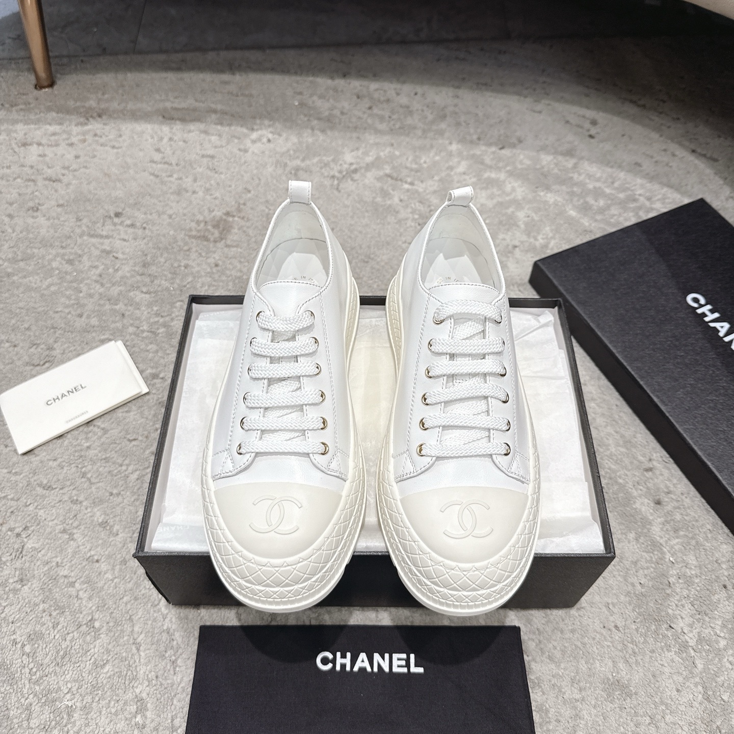 NO:784622,Leather-covered CHanel 26s series thick-soled sneakers. Thick-soled Mary Jane ballet shoes from the early spring vacation series (26P). They are also a representative shoe of the 'little fragrance' that has become very popular in recent years. Classic T-shaped strap + metal buckle, double C Logo embossed on the toe, and thick-soled rhombus rubber outsole, which has both a retro feel and a high-end effect (about 4cm)  The material upper is mostly cowhide/lambskin, and the lining is sheepskin, which is soft and comfortable, suitable for daily commuting and casual wear. The style is suitable for college style, Japanese style, and French commuting style. It is harmonious with skirts, jeans, and piled socks. The color is black and white. ZP private model customized rubber outsole Size35～40, Mary Jane, chanel, mary jane, sneakers, skirts, jeans, cowhide, sheepskin19860909皮面CHanel 26s系列厚底运动鞋 早春度假系列（26P）的厚底玛丽珍芭蕾舞鞋,也是近年很火的“小香风”代表鞋款 经典T字一字带+金属搭扣,鞋头压印双C Logo,厚底菱格纹橡胶大底,兼具复古感与**效果（约4cm） 材质鞋面多为牛皮/小羊皮,内里为羊皮,柔软舒适,适合日常通勤与休闲穿搭 风格适配学院风、日系风、法式通勤风都能驾驭,搭配裙装、牛仔裤、堆堆袜都很和谐 配色黑色、白色可选 Zp私模定制橡胶大底 Size35～40,玛丽珍,chanel,mary jane,sneakers,skirts,jeans,cowhide,sheepskin,Women's Shoes