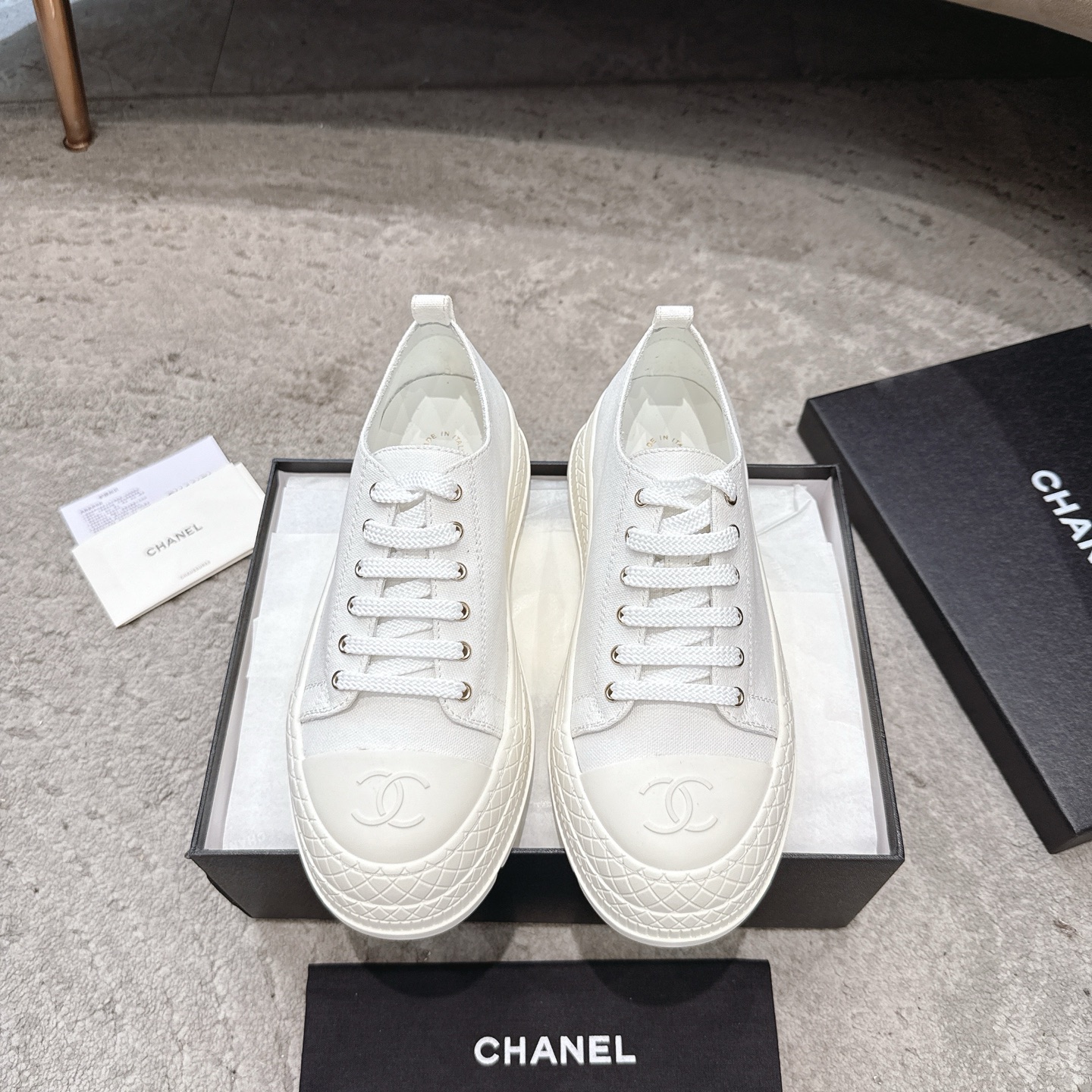 NO:784627,Thick-soled sneakers from the CHanel 26s series in fabric. Thick-soled Mary Jane ballet shoes from the early spring vacation series (26P). They are also a representative shoe of the 'little fragrance' that has become very popular in recent years. Classic T-shaped strap + metal buckle, double C logo embossed on the toe, and thick-soled rhombus rubber outsole, which has both a retro feel and a high-end effect (about 4cm)  The material upper is mostly cowhide/lambskin, and the lining is sheepskin, which is soft and comfortable, suitable for daily commuting and casual wear. The style is suitable for college style, Japanese style, and French commuting style. It is harmonious with skirts, jeans, and piled socks. The color is black and white. ZP private model customized rubber outsole Size35～40, Mary Jane, chanel, mary jane, sneakers, skirts, jeans, cowhide, sheepskin19860909布面CHanel 26s系列厚底运动鞋 早春度假系列（26P）的厚底玛丽珍芭蕾舞鞋,也是近年很火的“小香风”代表鞋款 经典T字一字带+金属搭扣,鞋头压印双C Logo,厚底菱格纹橡胶大底,兼具复古感与**效果（约4cm） 材质鞋面多为牛皮/小羊皮,内里为羊皮,柔软舒适,适合日常通勤与休闲穿搭 风格适配学院风、日系风、法式通勤风都能驾驭,搭配裙装、牛仔裤、堆堆袜都很和谐 配色黑色、白色可选 Zp私模定制橡胶大底 Size35～40,玛丽珍,chanel,mary jane,sneakers,skirts,jeans,cowhide,sheepskin,Women's Shoes