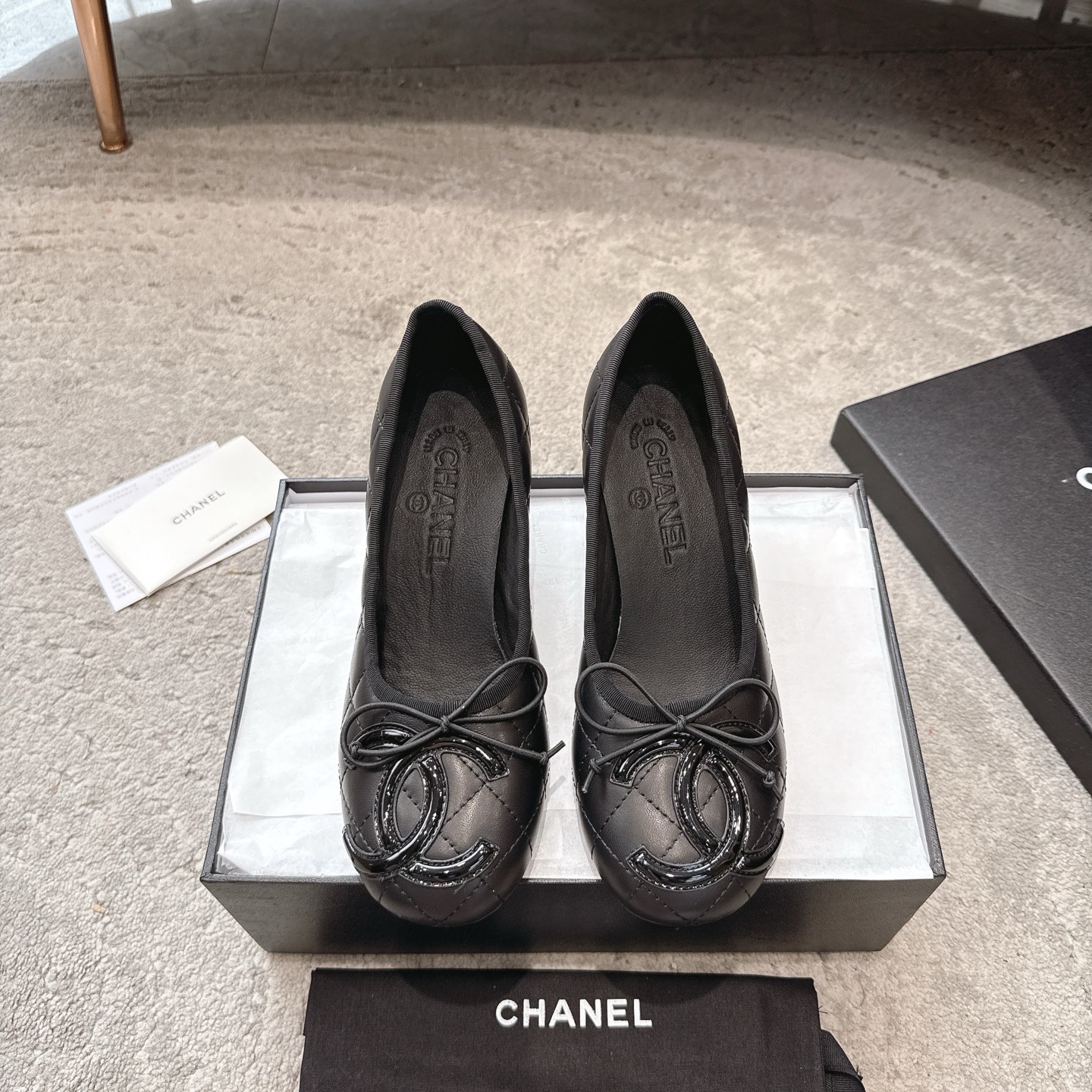 CHANEL Mary Jane сандалии подиумная модель подкладка из овечьей кожи подошва из натуральной итальянской кожи подчеркивает белизну кожи и добавляет элегантности