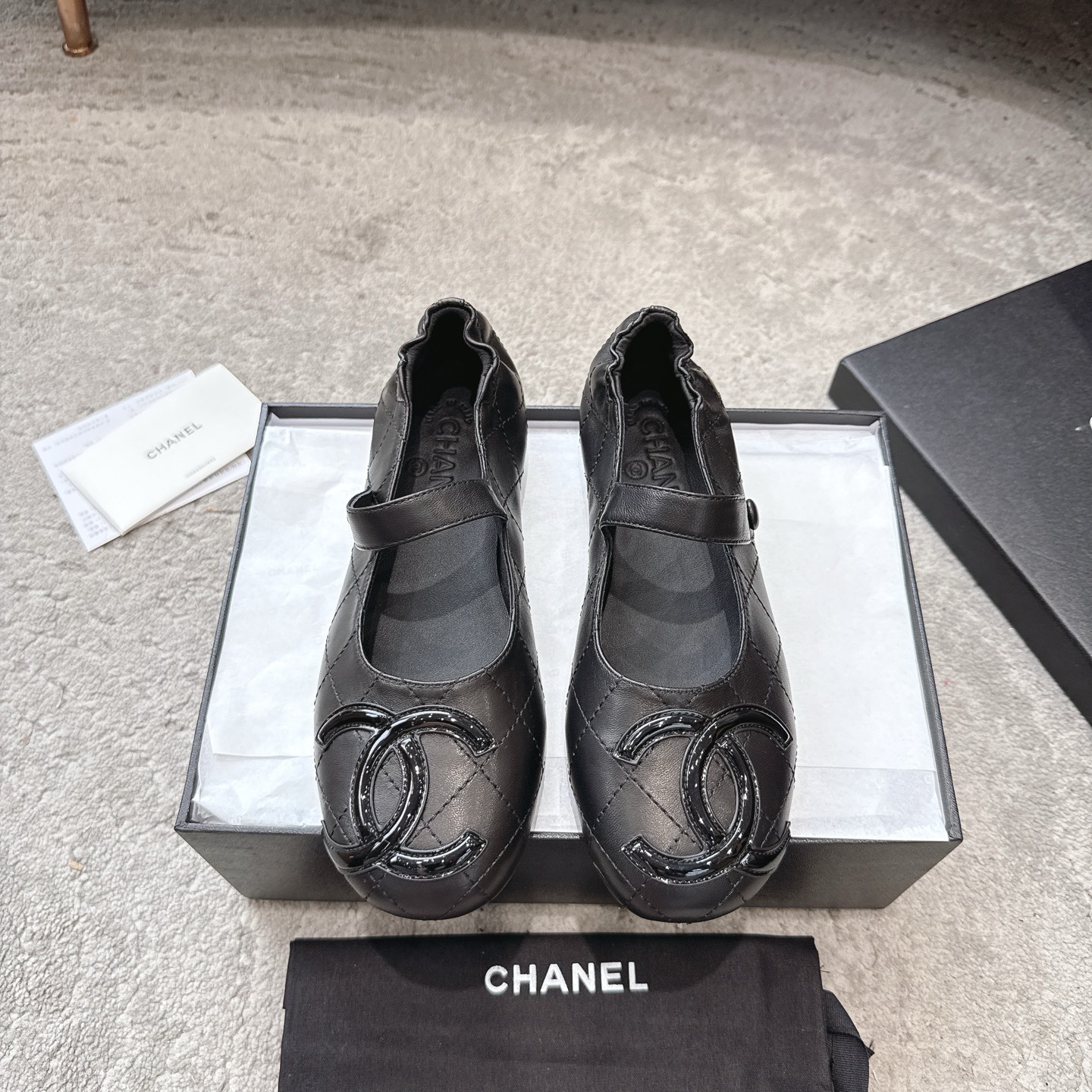 CHANEL Mary Jane сандалии подиумная модель подкладка из овечьей кожи подошва из натуральной итальянской кожи подчеркивает белизну кожи и добавляет элегантности
