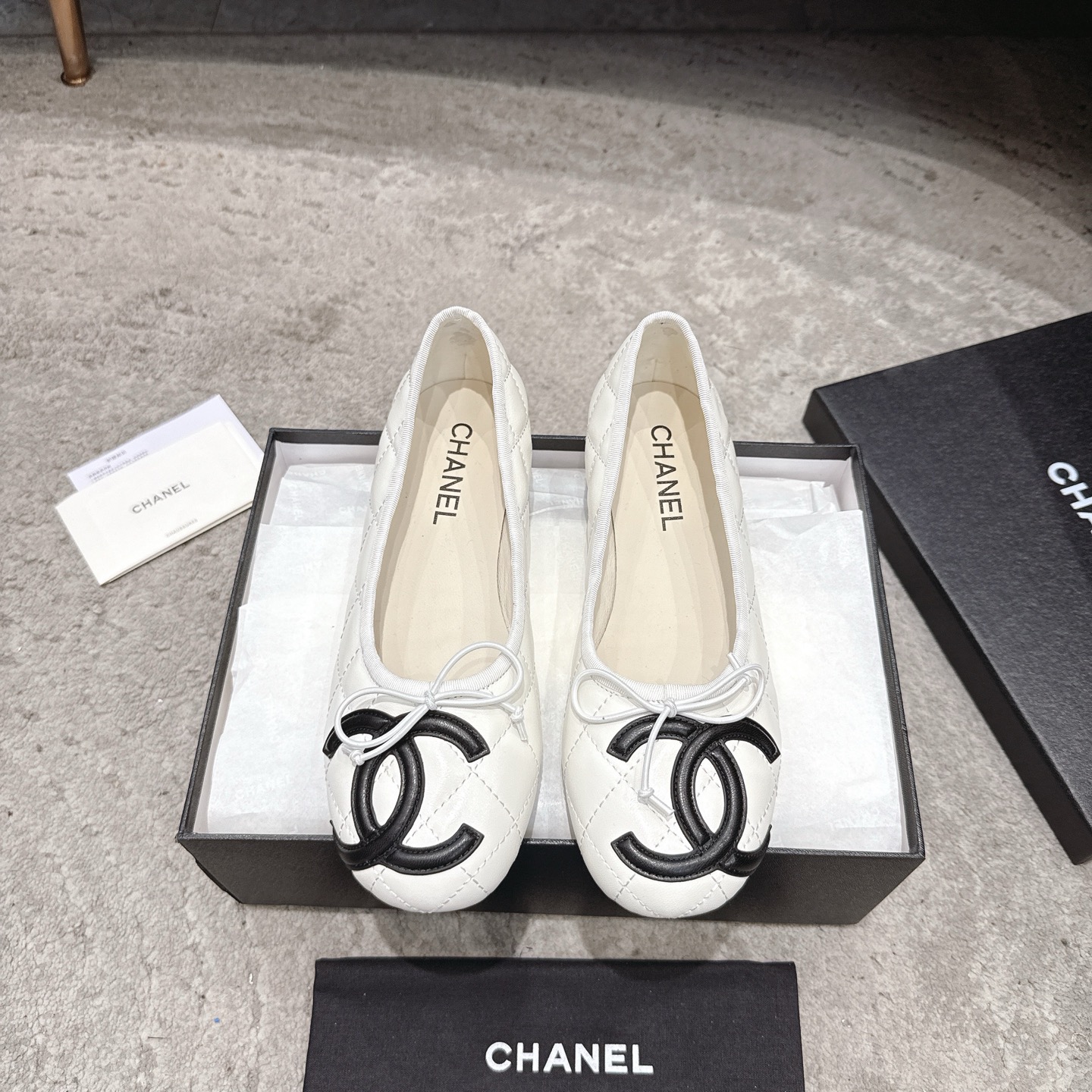 CHANEL Mary Jane сандалии подиумная модель подкладка из овечьей кожи подошва из натуральной итальянской кожи подчеркивает белизну кожи и добавляет элегантности