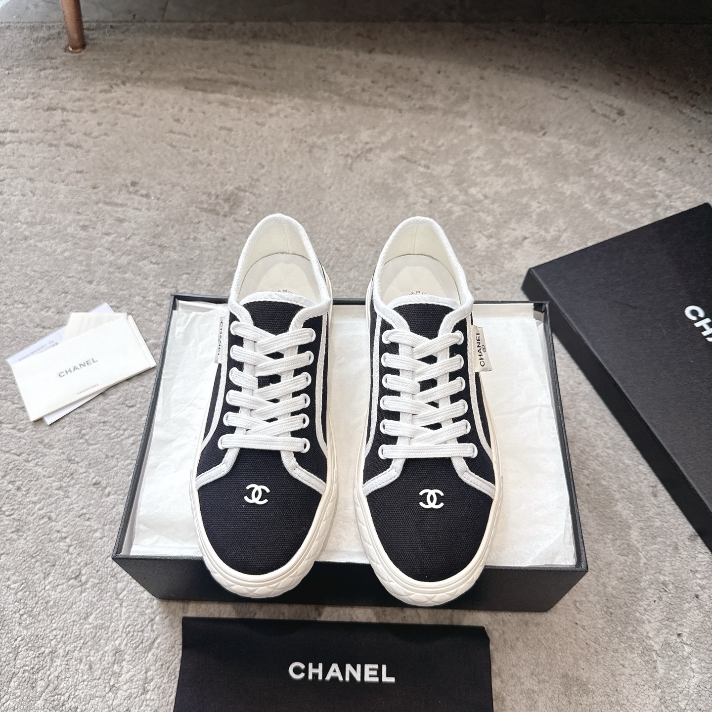 CHANEL sneakers, populair bij influencers en sterren, maken je voeten slanker en je benen langer, schattige retro look, canvas, watergeverfd leer