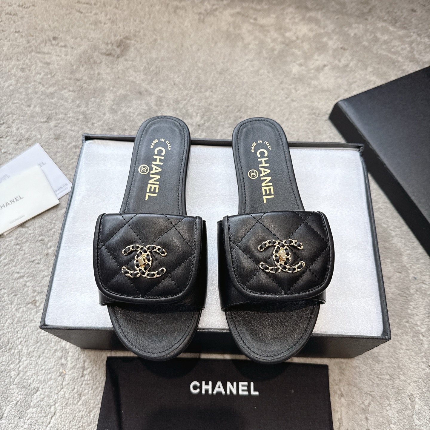 CHANEL サンダル カーフスキン 足元を白く見せる 上品なデザイン