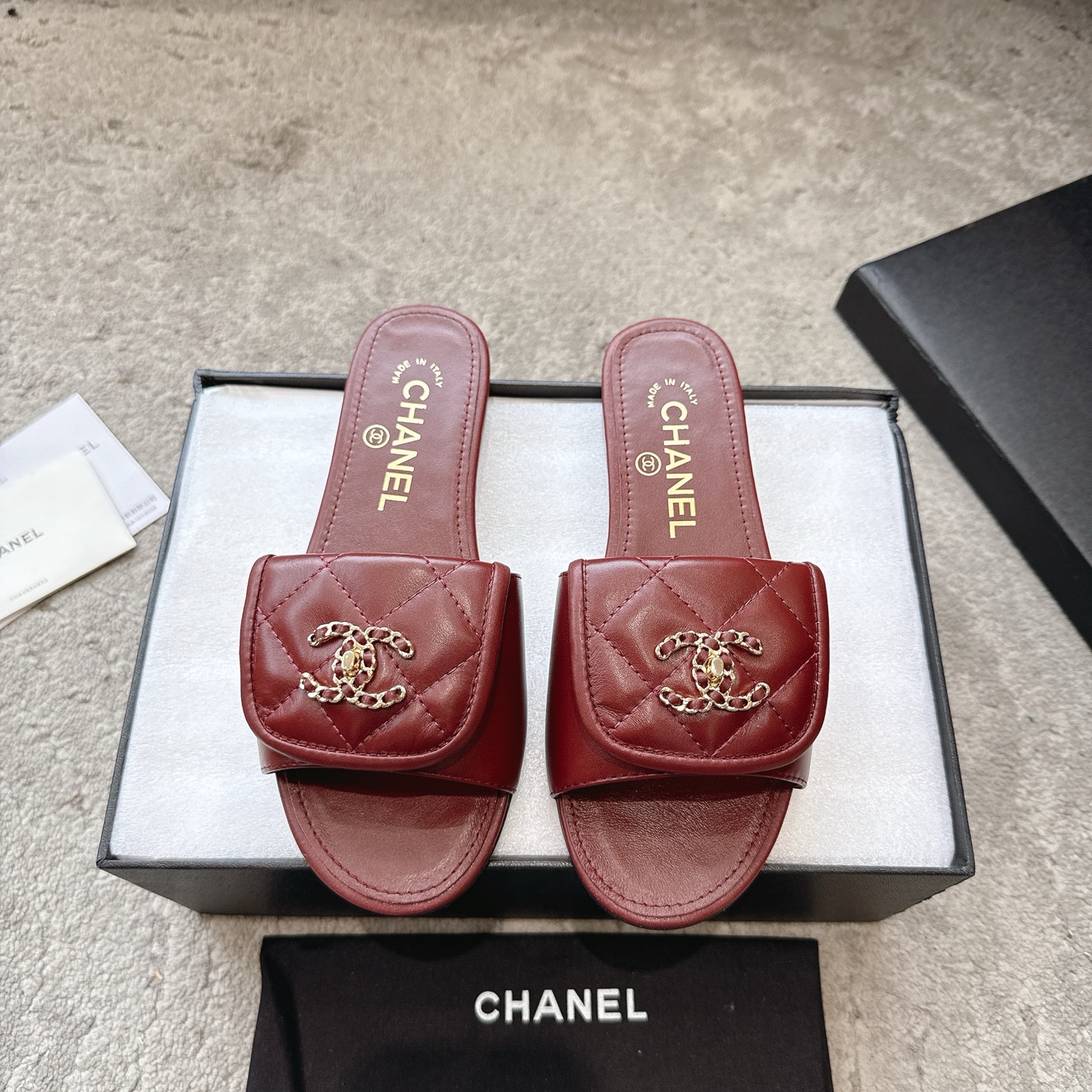 CHANEL サンダル カーフスキン 足元を白く見せる 上品なデザイン