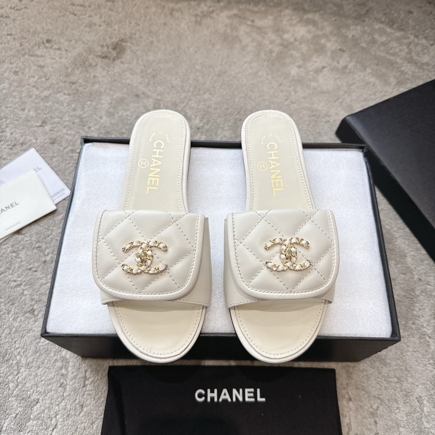 CHANEL サンダル カーフスキン 足元を白く見せる 上品なデザイン