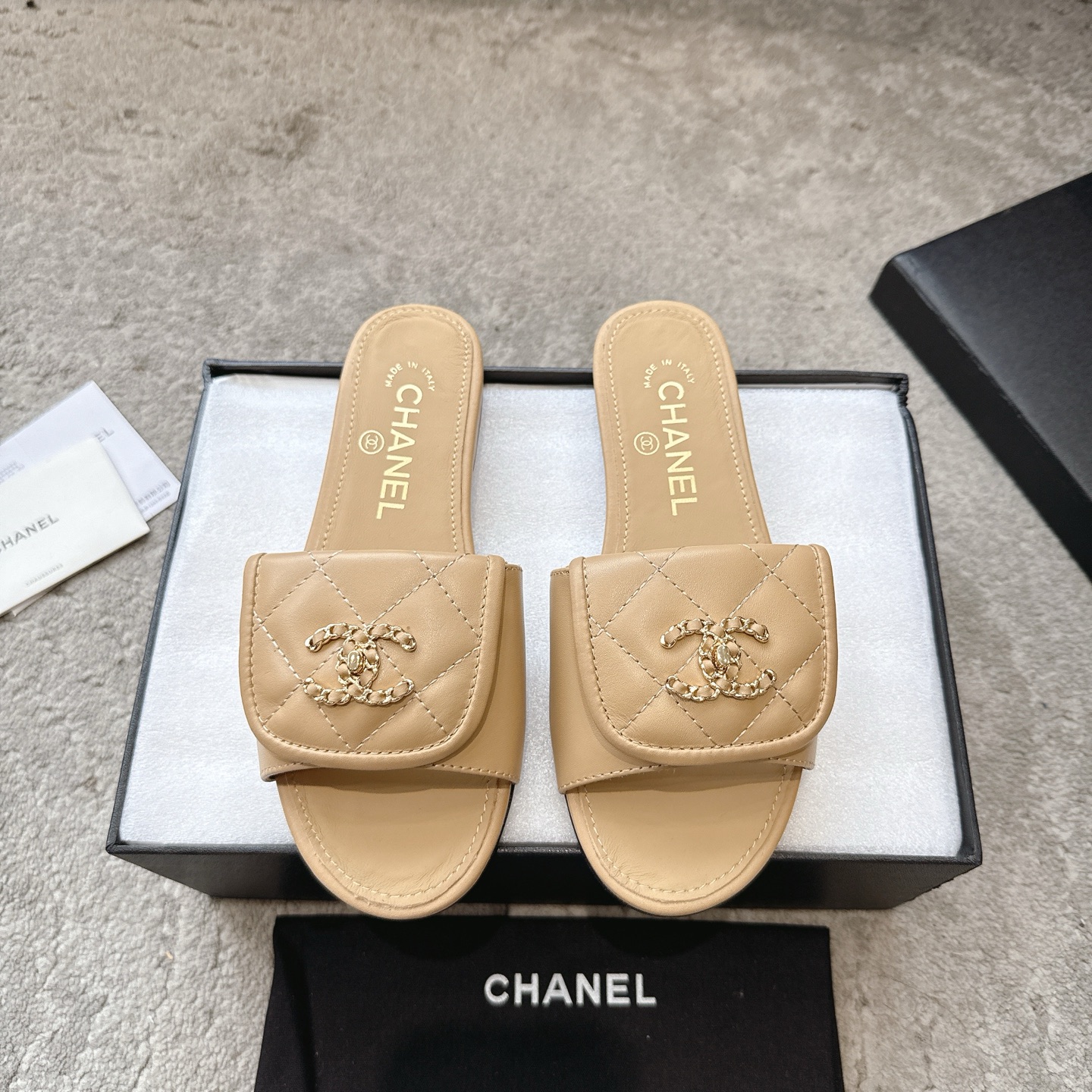 CHANEL サンダル カーフスキン 足元を白く見せる 上品なデザイン