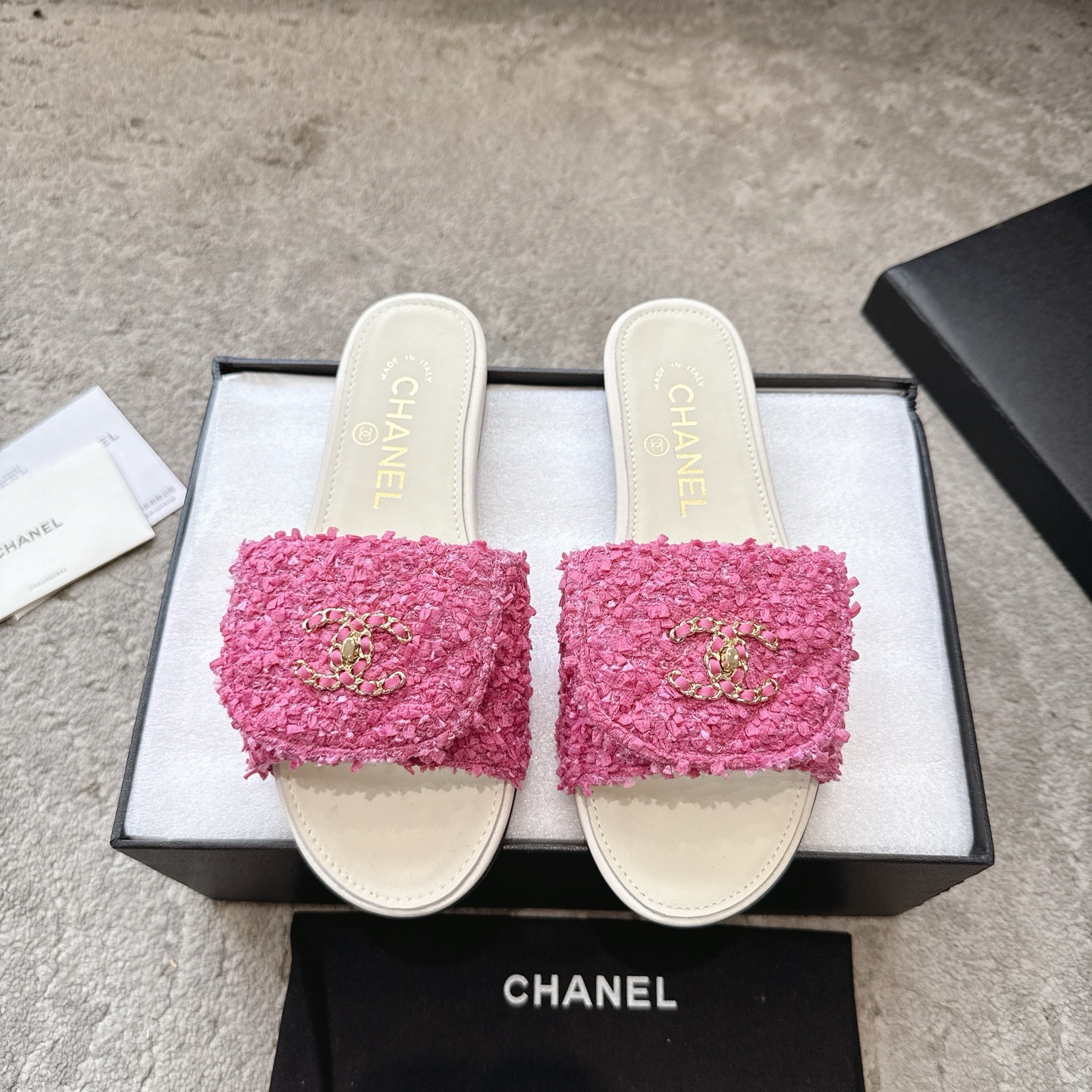 CHANEL サンダル カーフスキン 足元を白く見せる 上品なデザイン