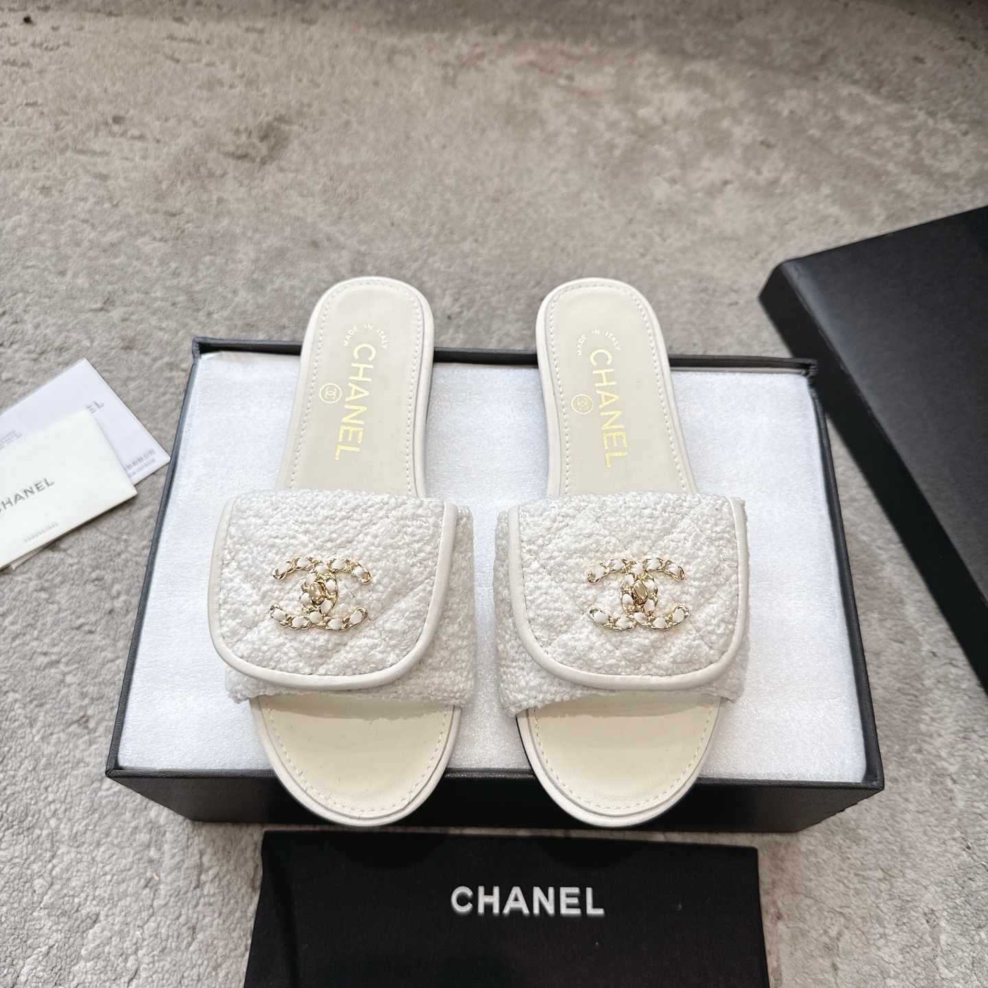 CHANEL サンダル カーフスキン 足元を白く見せる 上品なデザイン