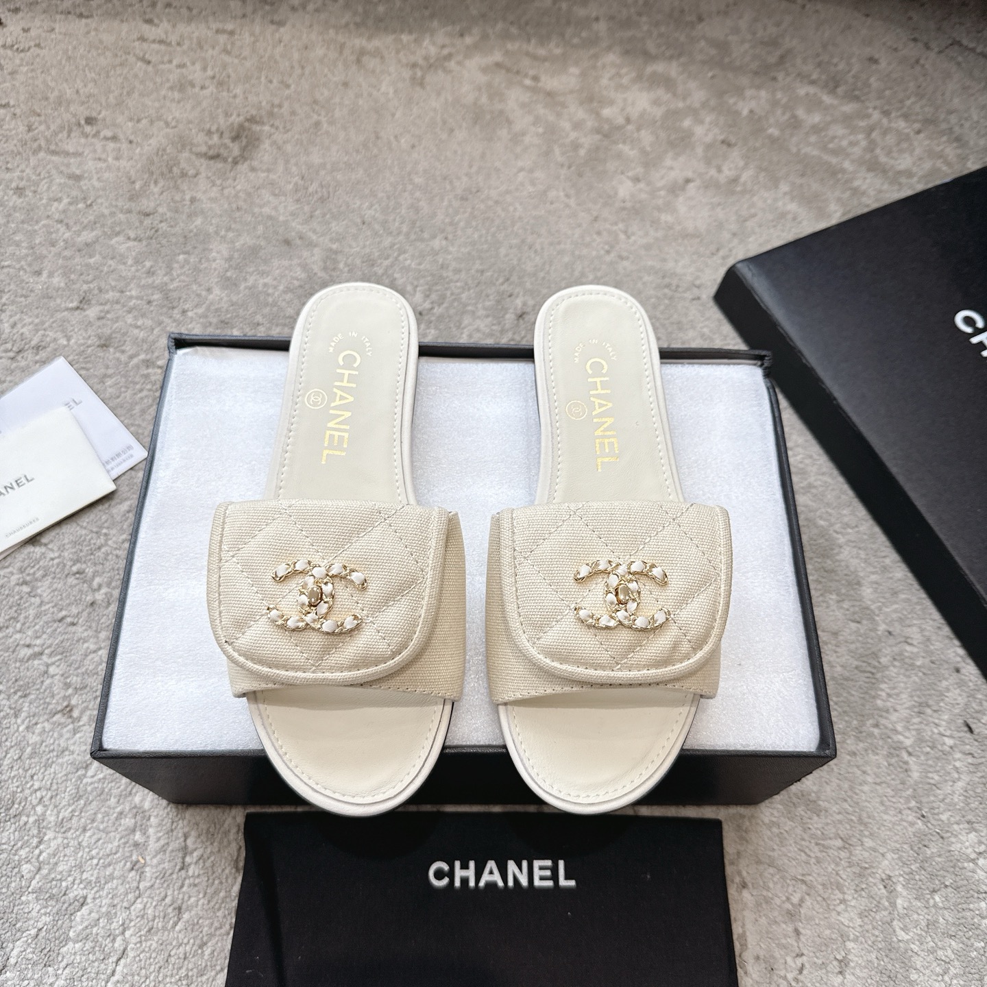 CHANEL サンダル カーフレザー 足元を白く見せる 上品なデザイン