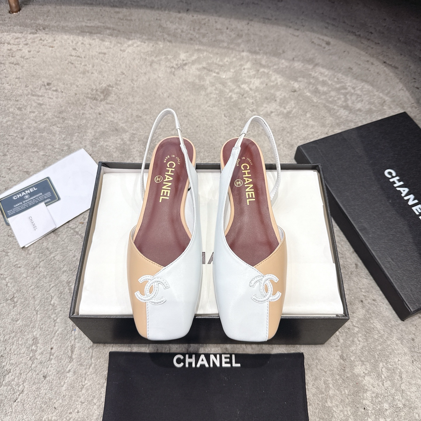 Сандалии CHANEL из телячьей кожи, подчеркивают белизну ног, элегантная модель