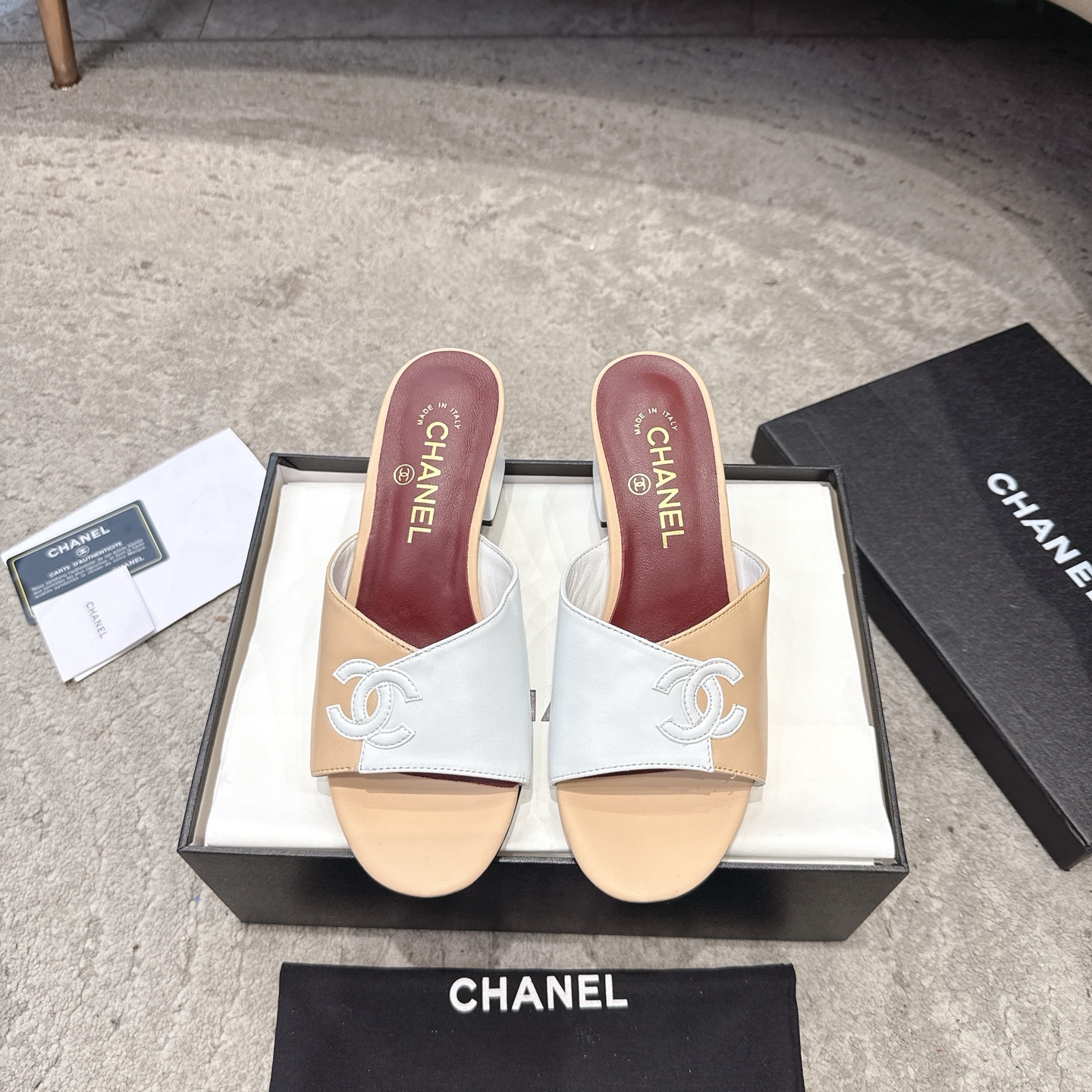 Сандалии CHANEL из телячьей кожи, подчеркивают белизну ног, элегантная модель