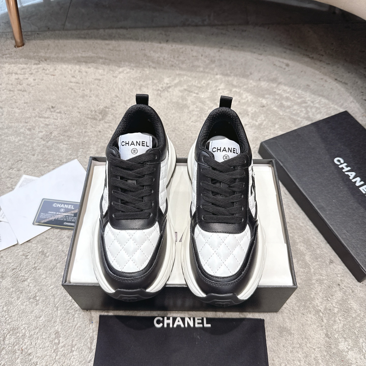 CHANEL baskets sneakers｜boutique haut de gamme｜multi-artisanat + mélange de couleurs contrastées｜cuir de première couche