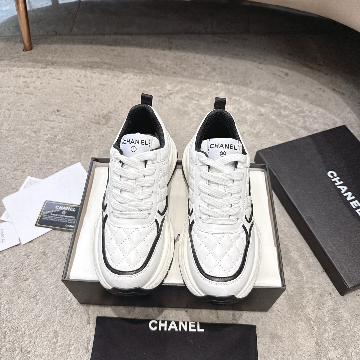 CHANEL baskets sneakers｜boutique haut de gamme｜multi-artisanat + mélange de couleurs contrastées｜cuir de première couche
