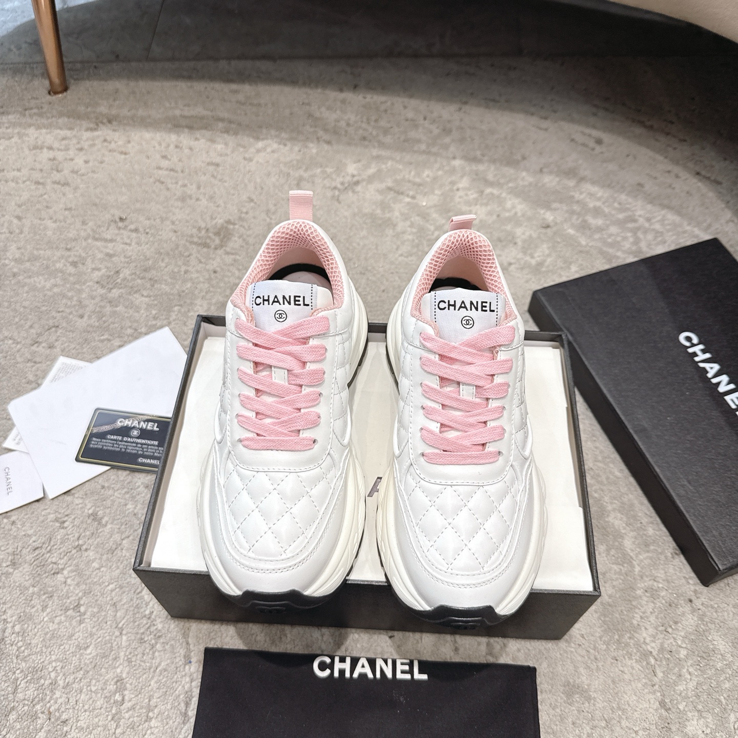CHANEL baskets sneakers｜boutique haut de gamme｜multi-artisanat + mélange de couleurs contrastées｜cuir de première couche