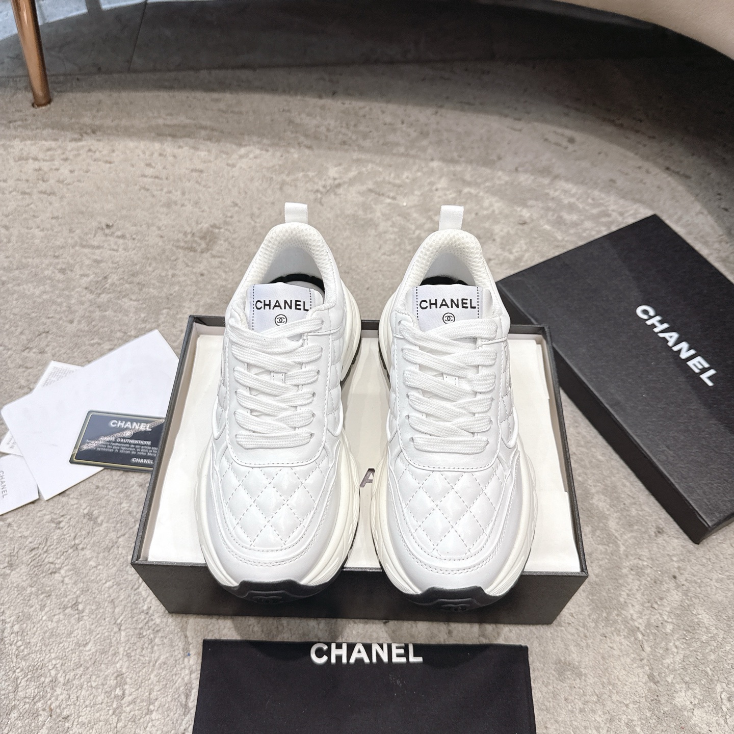 CHANEL baskets sneakers｜boutique haut de gamme｜multi-artisanat + mélange de couleurs contrastées｜cuir de première couche