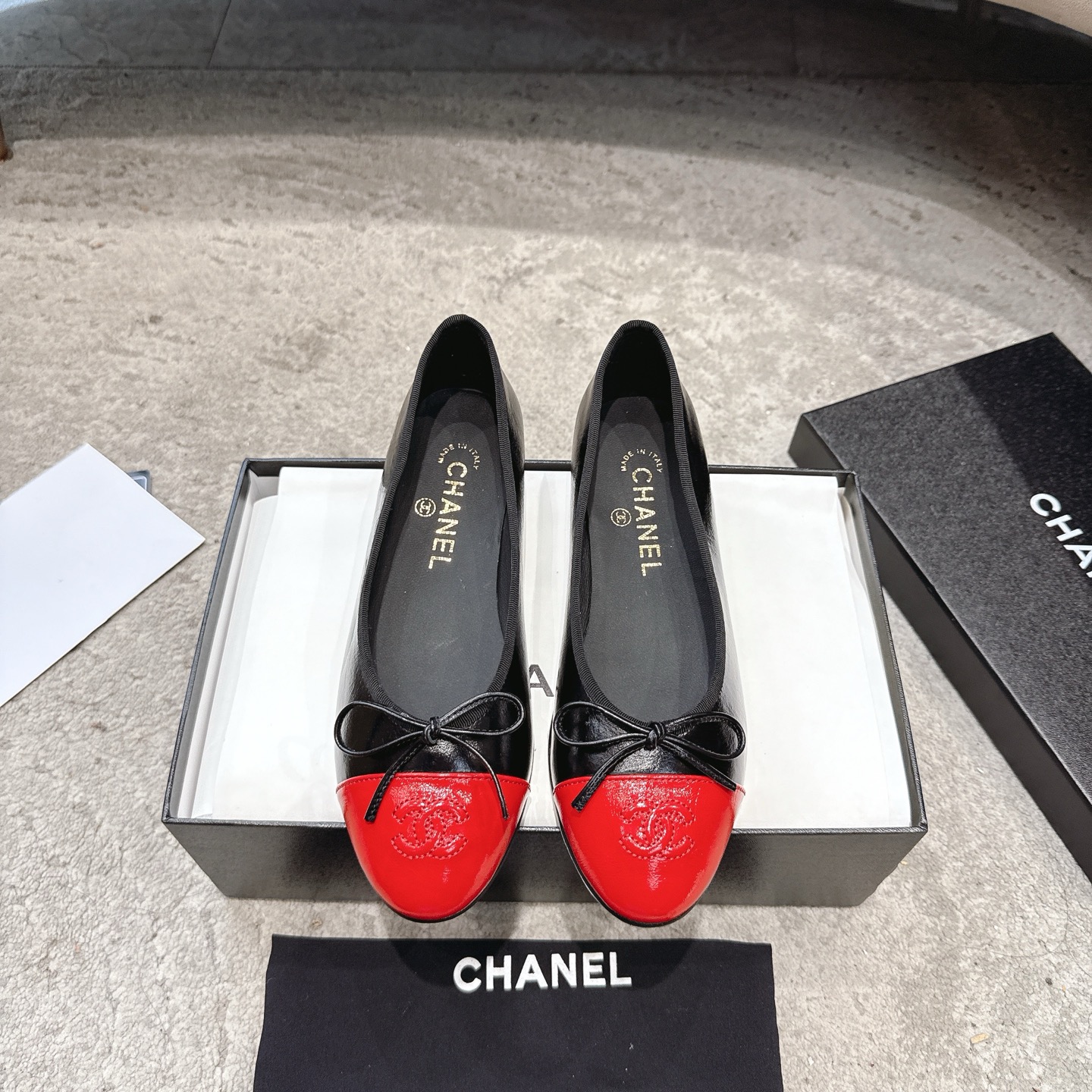 CHANEL klassieke ballerina's met sterren lakleren neus + geïmporteerd fijn fluweel, Italiaanse leren zool