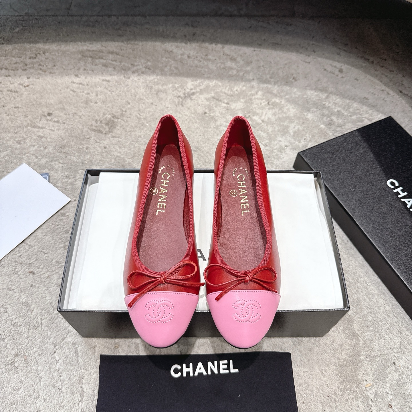 CHANEL klassieke ballerina's met sterren lakleren neus + geïmporteerd fijn fluweel, Italiaanse leren zool