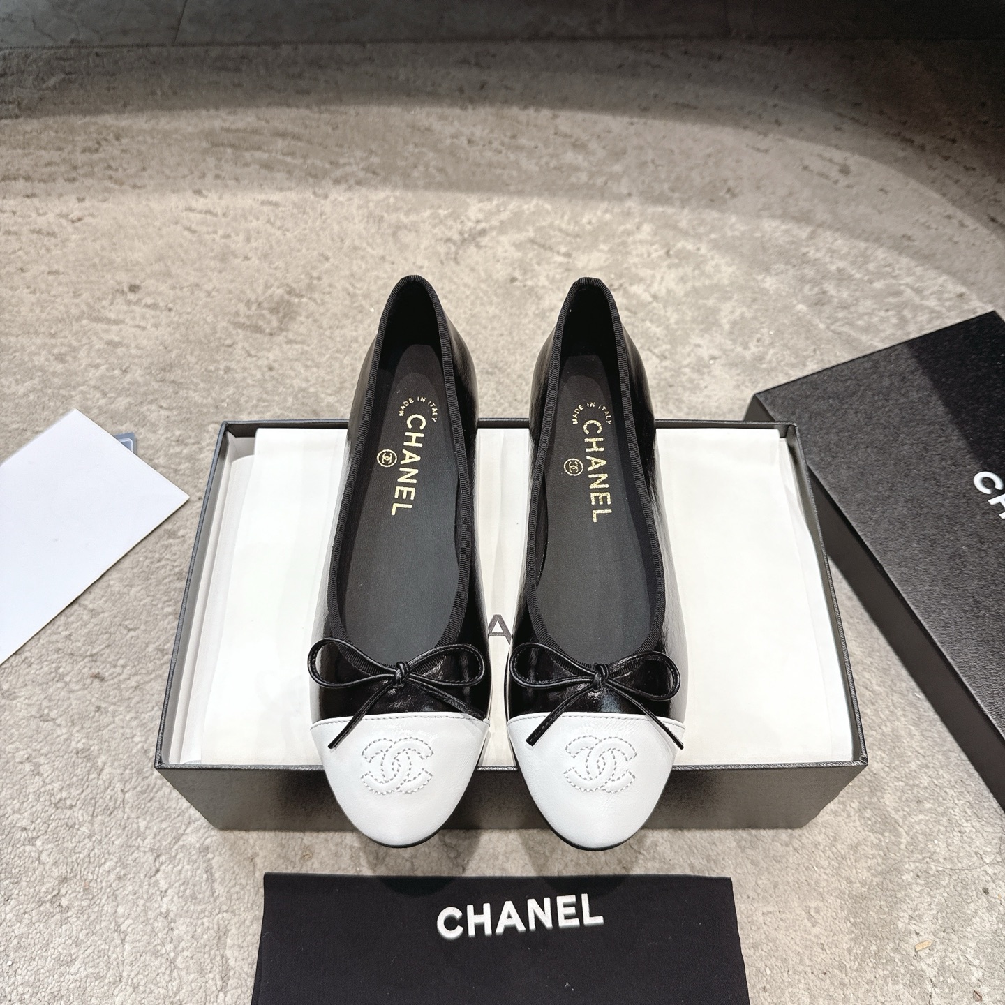 CHANEL klassieke ballerina's met sterren lakleren neus + geïmporteerd fijn fluweel, Italiaanse leren zool