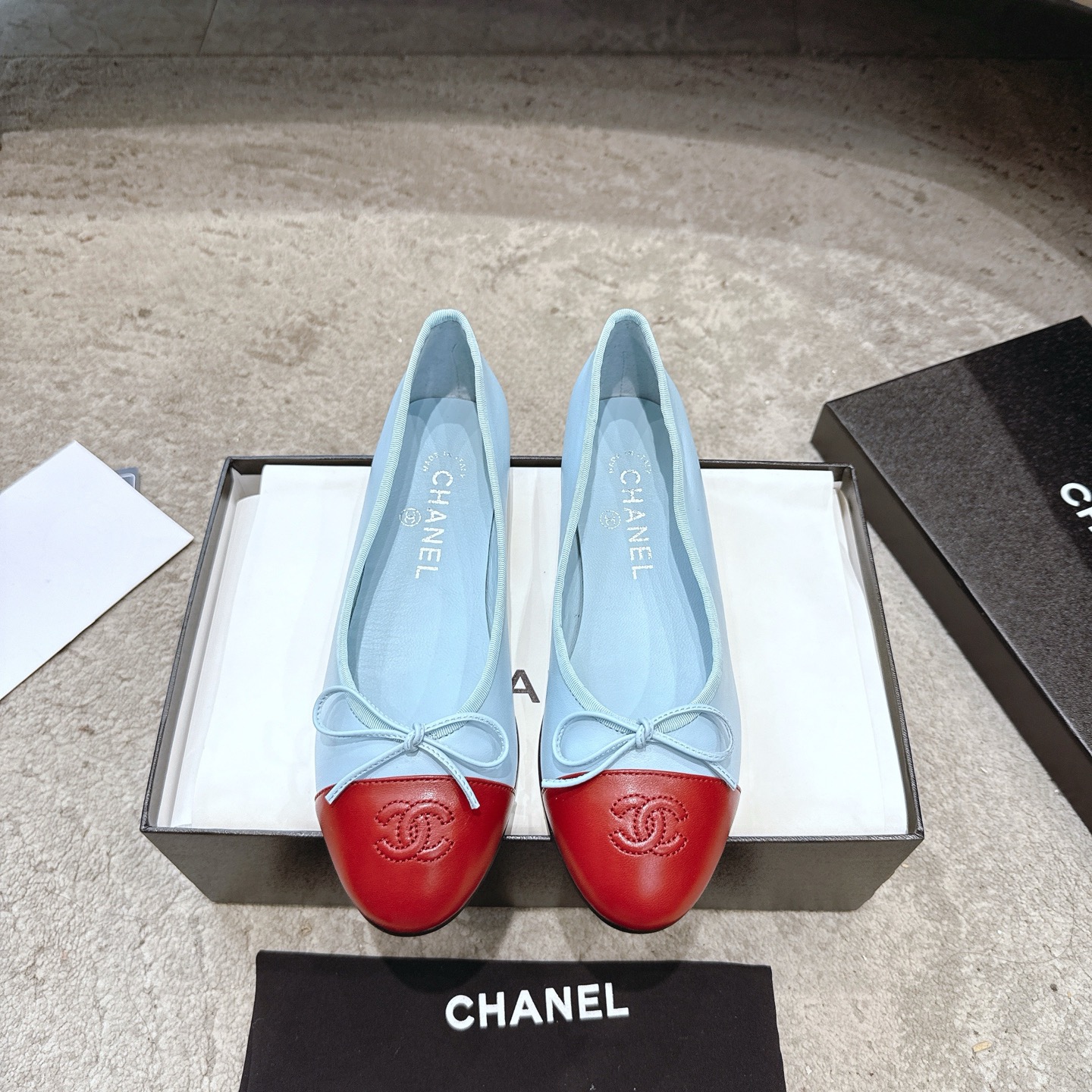 CHANEL klassieke ballerina's met sterren van gelakt leer + geïmporteerd fijn fluweel, Italiaanse leren zool