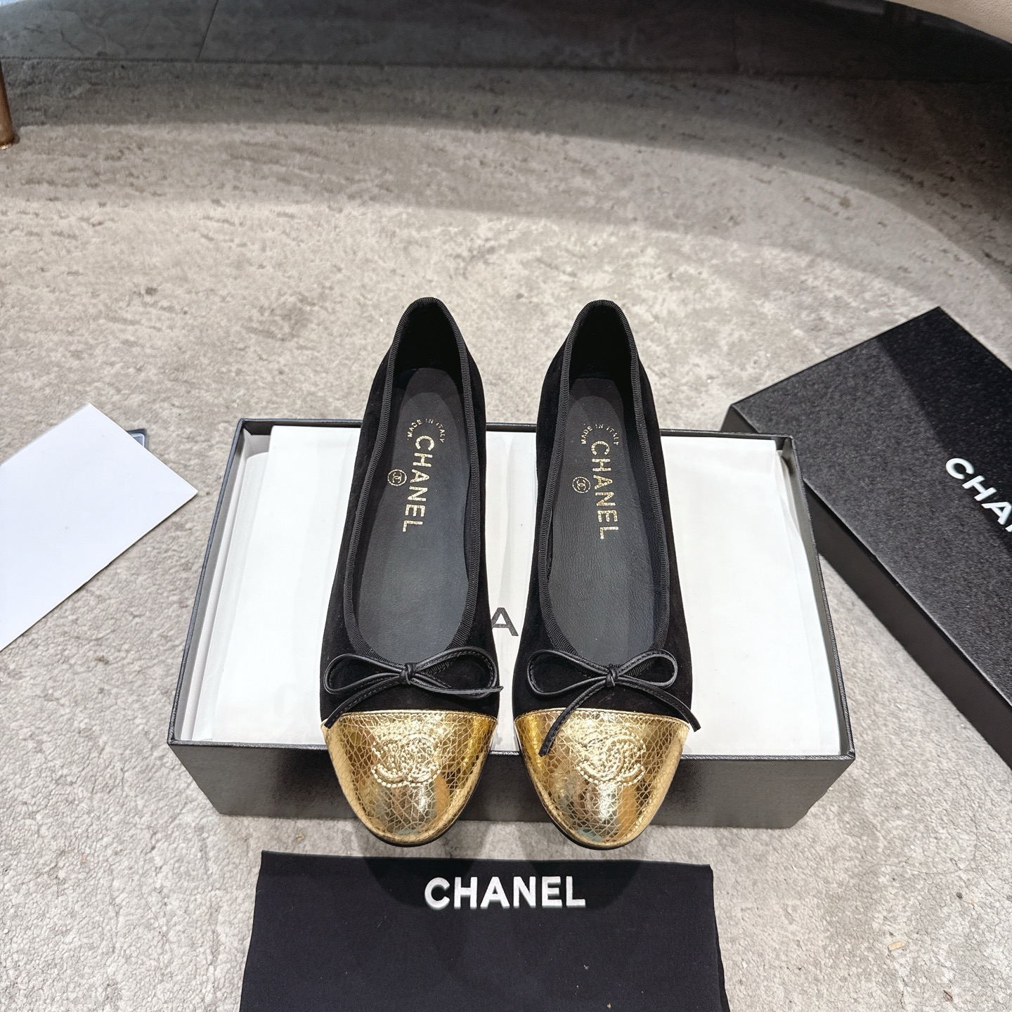CHANEL klassieke ballerina's met sterren lakleren neus + geïmporteerd fijn fluweel, Italiaanse leren zool