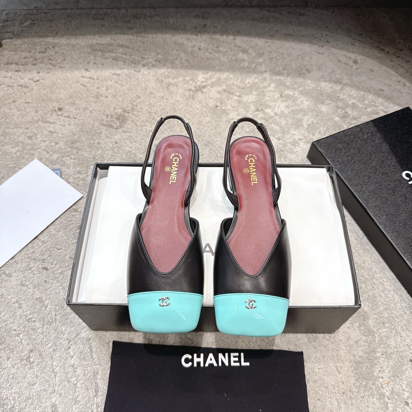 CHANEL сандалі скураныя, робяць ногі светлымі, элегантныя